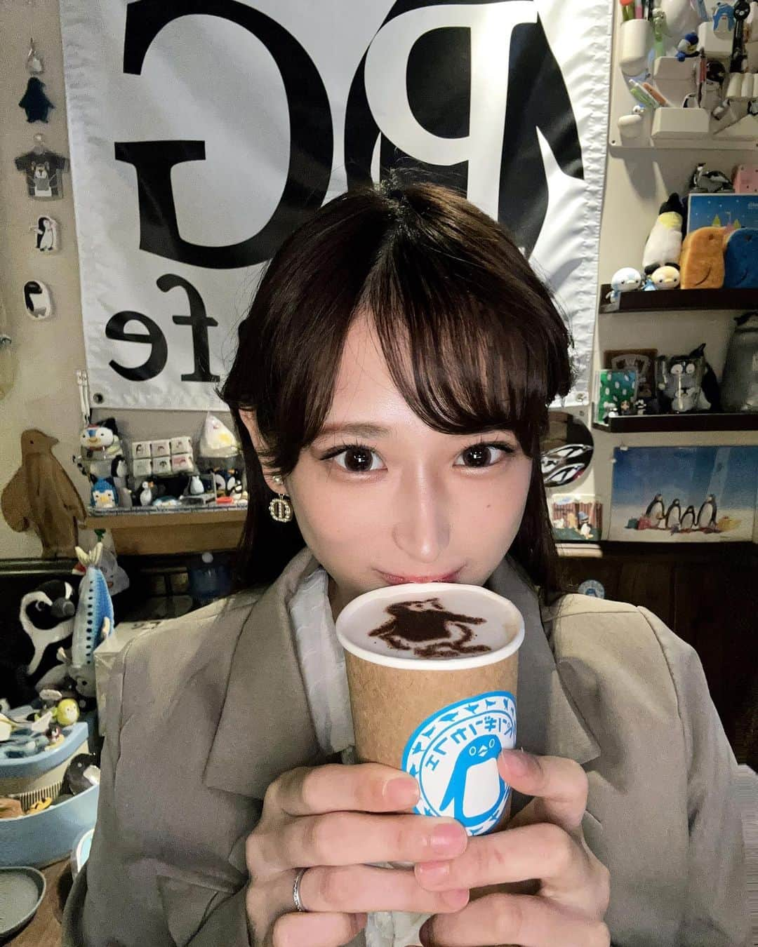 はるちゃんさんのインスタグラム写真 - (はるちゃんInstagram)「この間大須にあるペンギンカフェに行ってきた🐧 店内にペンギンたくさんいてすごかった…！！ポッチャマもいた🥺  ラテアートも可愛かった〜🩷   #PR @pgcafe_osu #大須商店街 #大須食べ歩き #大須グルメ #大須カフェ #名古屋カフェ #カフェ巡り #ペンギンカフェ #ペンギン #ラテアート #ペンギン好き #🐧 #名古屋グルメ #名古屋観光 #名古屋大須 #名古屋大須商店街 #商店街 #いいね返し #l4l #cafe #afternoontea #アフタヌーンティー」10月26日 17時52分 - haru_323