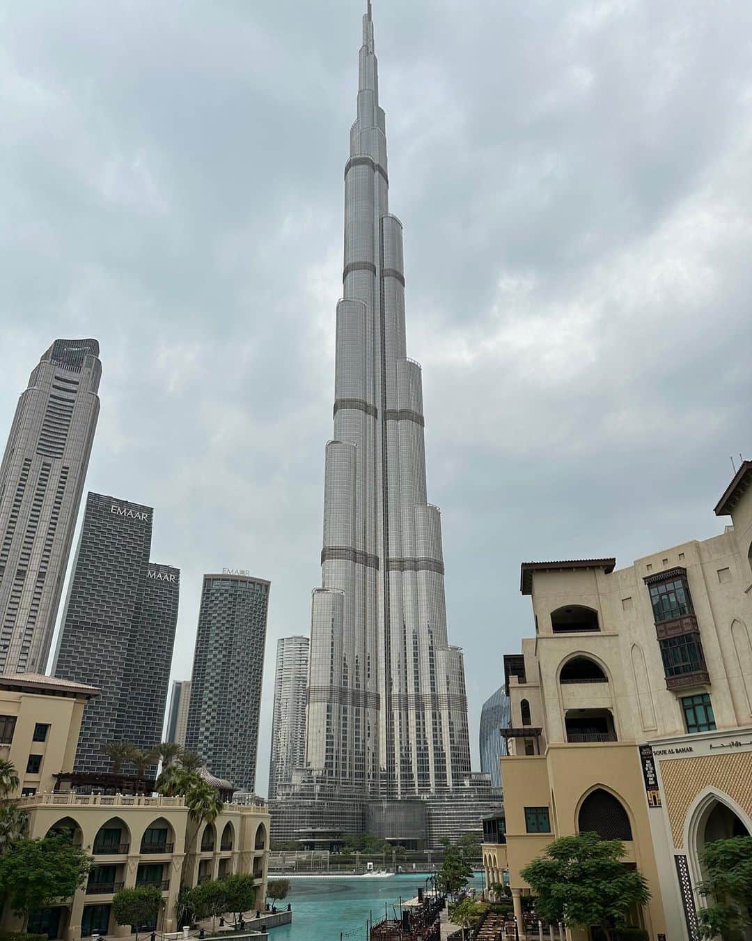 デイヴィッド・ギャレットのインスタグラム：「Burj Khalifa - always amazing!  Looking forward to our concert tonight at the @dubaiopera   #davidgarrett #dubai #burjkhalifa #iconic #trio #franckvanderheijden #rogiervanwegberg」