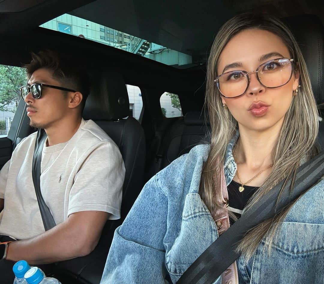 のインスタグラム：「夫とイベント行ったり、 エステ行ったりした日🥰☀️  新年にかけてやる事がいっぱいで、 ストレスにならないように一つ一つコツコツやっています。  最近静かーに過ごしていますが、 ビックプロジェクトを企画中です🩵🩵🩵  #夫婦#アゲボディ#シェレンフィット#筋トレ#ダイエット#フィット#美ボディ#トレーナー#ライフスタイルモデル#くびれ#桃尻#アンダーアーマー#fit#fitness #fitnessmotivation #fitnessmodel #trainibg#underarmour#美脚#宅トレ#家トレ#育児#3歳児」