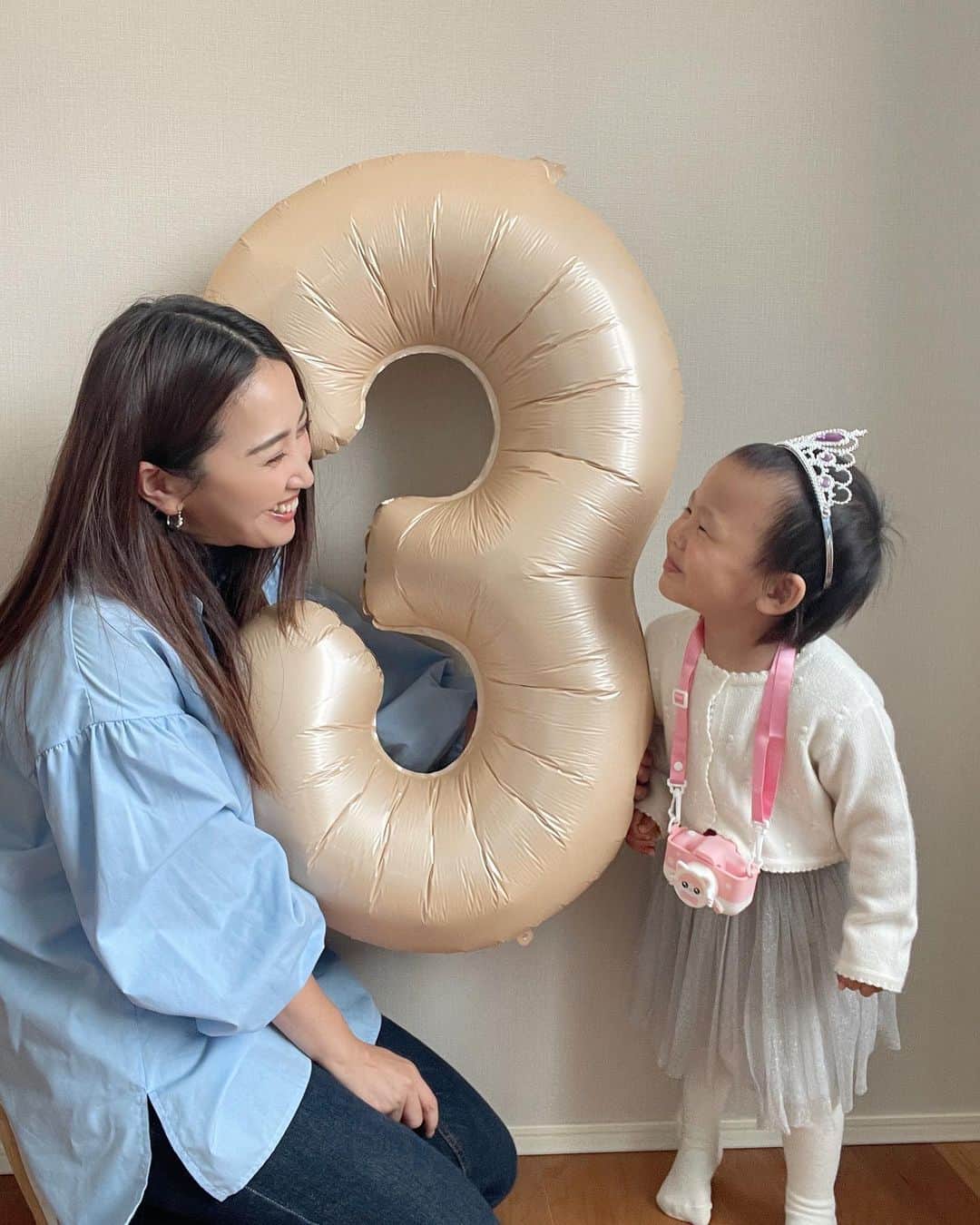水野佑香さんのインスタグラム写真 - (水野佑香Instagram)「・ 我が家のムードメーカー つーちゃんが3歳になりました❤️  誕生日当日は家族4人で #八景島シーパラダイス へ🐬  イルカのショーを観たり、 ふれあいラグーンで オタリアのレオ君に💋してもらったり、 🐧さんや🐢さんに触れたり、 カワウソに餌やりをしたり、 大好きな動物たちに会えて とても嬉しそうだった❤️  つーちゃんはオタリアのレオ君と ペンギンさん🐧  長女は白イルカとカワウソが 可愛かったー❤️って☺︎  最近トイトレもほぼ完了して、 おしゃべりの喃語も減ってきて、 お姉ちゃんになったなぁ〜と 感じることが増えました。  昨日私が体調良くなくて 横になってたら心配してくれて 骨盤職人を出してきてくれたり おでこに手を当ててくれた🫶  優しい子に育ってくれて とっても嬉しいです🩷  いつも笑顔にしてくれてありがとう！  #誕生日  #3歳誕生日  #3歳女の子  #髪の毛はまだまだ薄め  #家族でお出かけ  #子供とお出かけ部  #子連れお出かけ  #歳の差姉妹」10月26日 17時56分 - mizuno_yuka