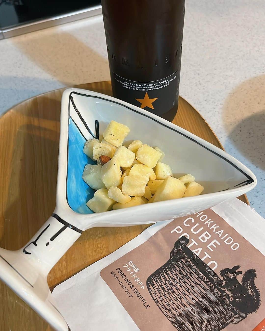 石田燿子のインスタグラム：「お誕生日にもらったビール&ツマミセットをいただきます💛 ポルチーニ&トリュフのポテト、激ウマ。  入れている器はポルトガルのポルトで買ってきたオリーブ入れるとよさそうなお皿です。 普段は立てて収納しています。 飾りにもなってかわいいね 飲んでる自撮り、むずい。ぶれぶれ  今日もみなさんおつかれさまでした🍺」