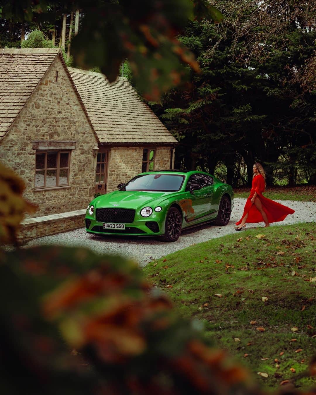 ベントレーのインスタグラム：「Red and green should never be seen. 📸 @opticalwander   -   #Bentley #ContinentalGT S (V8) WLTP drive cycle: fuel consumption, mpg (l/100km) – Combined 23.3 (12.1). Combined CO₂ Emissions – 275 g/km.」