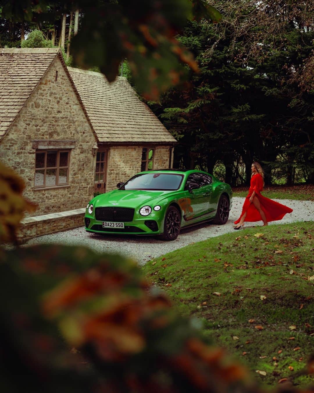ベントレーさんのインスタグラム写真 - (ベントレーInstagram)「Red and green should never be seen. 📸 @opticalwander   -   #Bentley #ContinentalGT S (V8) WLTP drive cycle: fuel consumption, mpg (l/100km) – Combined 23.3 (12.1). Combined CO₂ Emissions – 275 g/km.」10月26日 17時57分 - bentleymotors