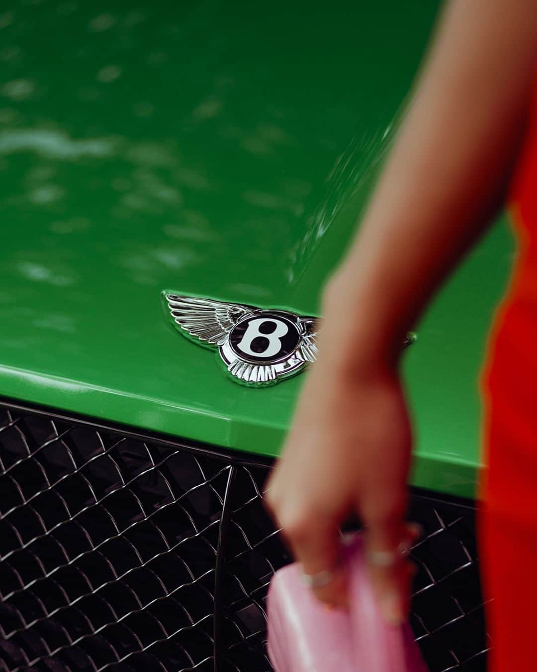ベントレーさんのインスタグラム写真 - (ベントレーInstagram)「Red and green should never be seen. 📸 @opticalwander   -   #Bentley #ContinentalGT S (V8) WLTP drive cycle: fuel consumption, mpg (l/100km) – Combined 23.3 (12.1). Combined CO₂ Emissions – 275 g/km.」10月26日 17時57分 - bentleymotors