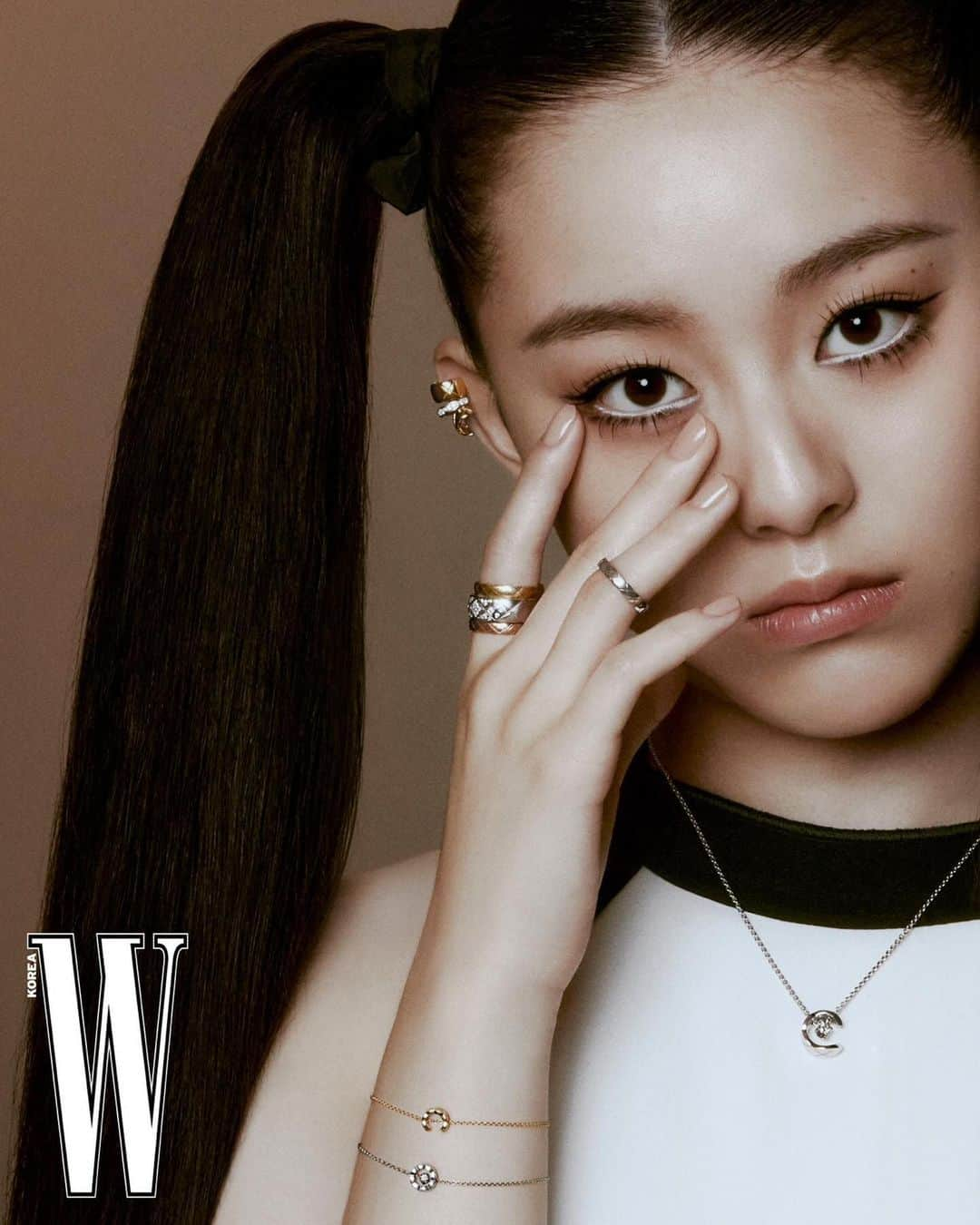 パク・ジフのインスタグラム：「<Eyes On> @chanelofficial @wkorea   #CHANELFineJewelry #CocoCrush #샤넬 #샤넬화인주얼리 #코코크러쉬 #샤넬코코크러쉬」