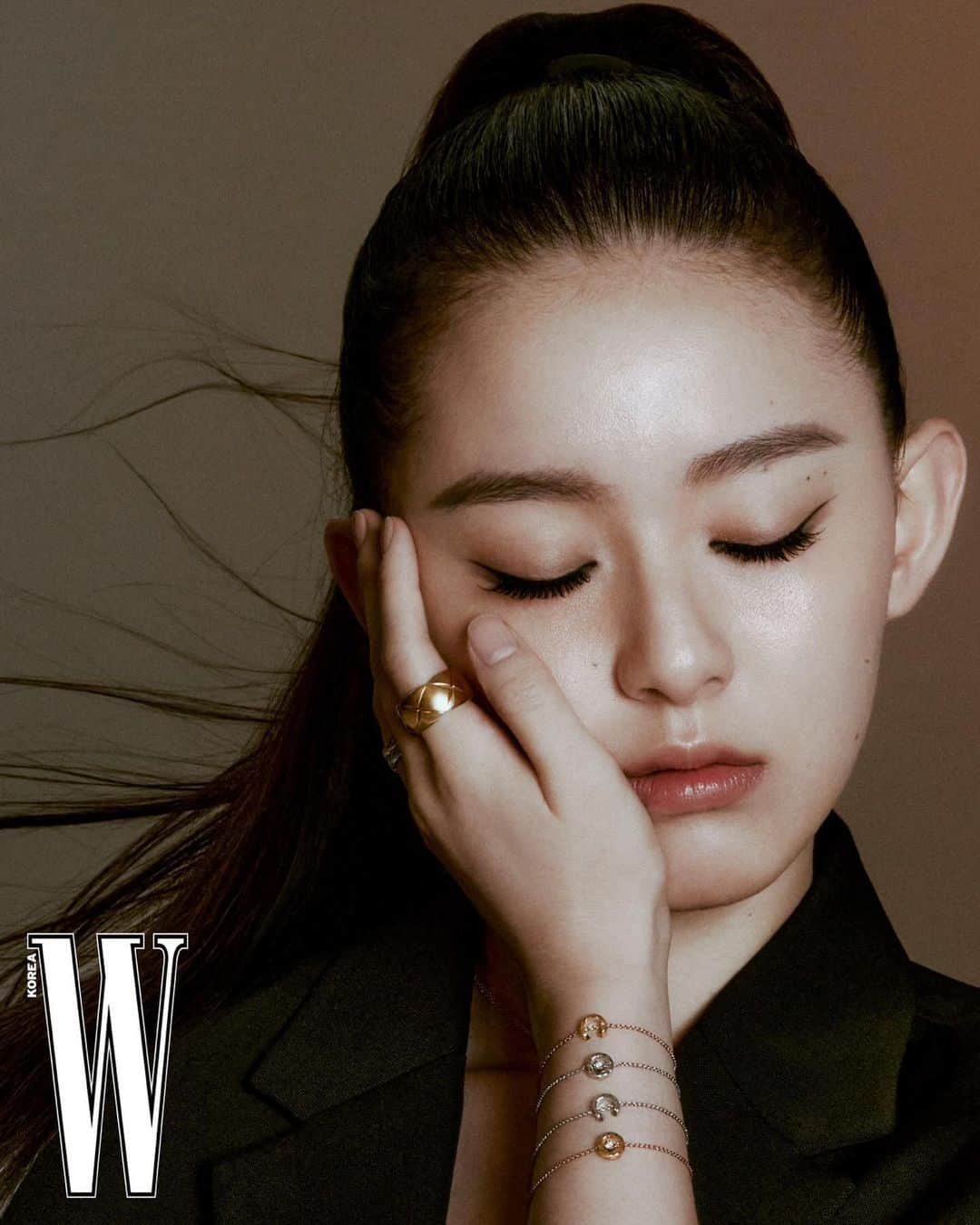 パク・ジフさんのインスタグラム写真 - (パク・ジフInstagram)「<Eyes On> @chanelofficial @wkorea   #CHANELFineJewelry #CocoCrush #샤넬 #샤넬화인주얼리 #코코크러쉬 #샤넬코코크러쉬」10月26日 18時08分 - 03_hu