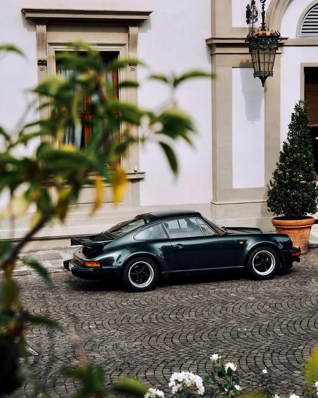 Porscheさんのインスタグラム写真 - (PorscheInstagram)「The colour combination we dream about. ✨ 📸 @minarikd 🚙 @theswisscaveau  #PorscheMoment」10月26日 18時00分 - porsche