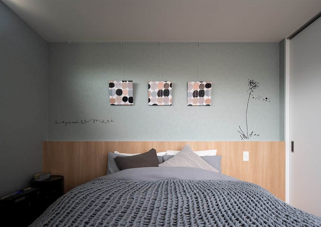 deuxzero デゼーロさんのインスタグラム写真 - (deuxzero デゼーロInstagram)「.  リラックス空間を演出した寝室。  ヘッドボード側は上下でアクセントクロスを張り分け、 ふかし壁や優しく照らす間接照明で立体感をつくりました。  壁に飾ったアートやウォールステッカーが 可愛らしい彩りを添えています。 　 　 ................  ご覧いただき、ありがとうございます。 こちらもぜひご覧ください。  ▼カタログ請求 @advance_architect のURLからWebサイトへ  ▼高級住宅専門アカウント @ga.grandarchitect  ▼間取り専門アカウント @advance_madori  ................ 　 　 #主寝室インテリア #寝室インテリア #寝室コーディネート #寝室デザイン #おしゃれな寝室 #寝室壁紙 #寝室照明 #寝室間接照明 #ふかし壁 #理想の家 #理想の家づくり #注文住宅大阪 #新築 #大阪工務店 #デザイン住宅 #オーダー住宅 #設計士とつくる家」10月26日 18時00分 - advance_architect