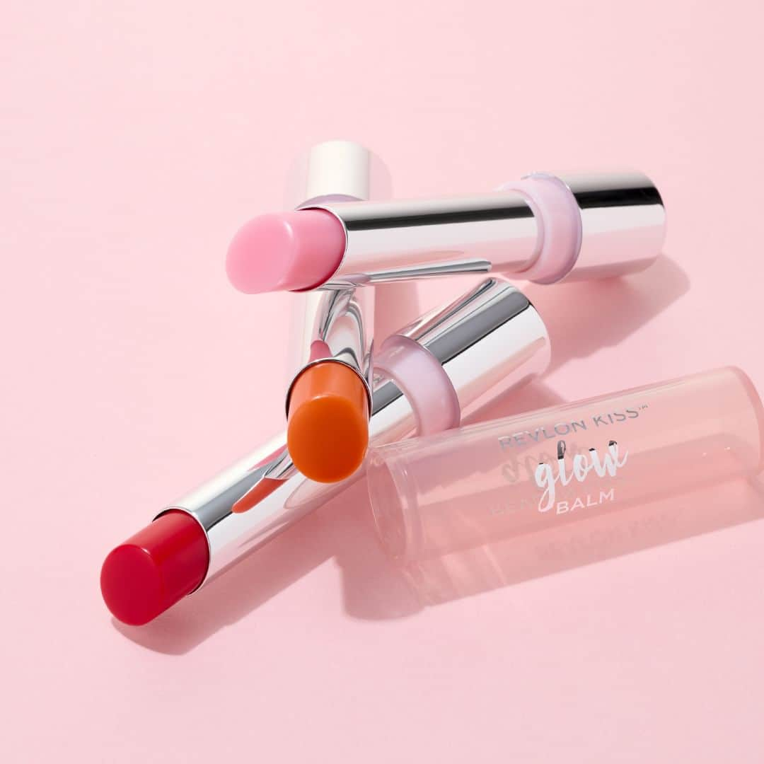 revlon japanのインスタグラム：「🆕数量限定 ほんのり色づくピュアリップ💕  レブロンから『キス グロウ バーム』が数量限定で登場🏵️  内側からふわっと色づくようなシアーな発色と、みずみずしいツヤが特徴のリップバーム💄 透明感と血色感のある、ほんのり自然な仕上がりに😘💕  -------------------- レブロン キス グロウ バーム 全3色 各1,100円（税込） --------------------- 2023年10月下旬より、一部の店舗およびレブロン公式オンラインストア（楽天、Yahoo!ショッピング）、Amazon、アットコスメショッピング、Qoo10にて順次発売。 ※一部店舗では取り扱い開始の時期が異なる場合がございます。 ※なくなり次第、販売終了となります。  #レブロン #REVLON #レブロンリップ #リップバーム #レブロンキスグロウバーム #キスグロウバーム #pHリップ #荒れないリップ #リップケア  #ピンクリップ #オレンジリップ #赤リップ  #リップメイク #新作コスメ #秋メイク #冬メイク #イエベメイク #ブルべメイク #ナチュラルメイク #透明感メイク #オフィスメイク #学生メイク」