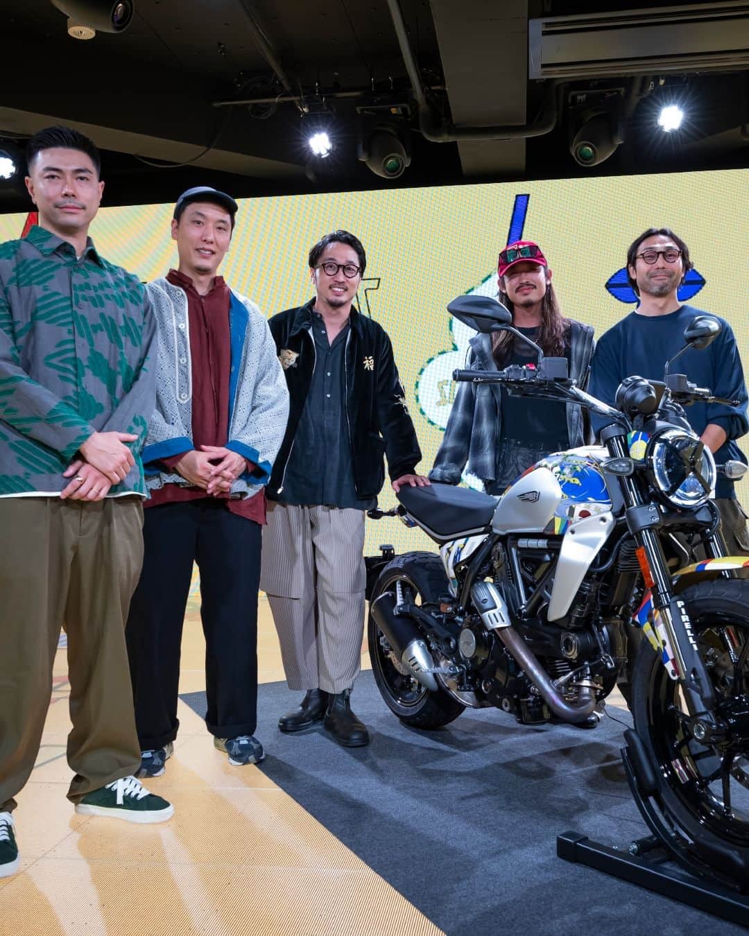 Ducati Japanさんのインスタグラム写真 - (Ducati JapanInstagram)「10/25にRED TOKYO TOWERにて新型ドゥカティ・スクランブラーの発売を記念してロンチパーティを開催しました。  イタリア本社からスクランブラー担当ヘッドのロッコ・カノーサに加え、日本キャンペーンビジュアルの開発を担当したクリエイティブユニットGOO CHOKI PARの3人と、Next-Gen FreedomバイカーズファッションをコーディネートしていただいたBEAMSの2人をゲストに迎え、アーティスティックな空間で日本の発売を祝いました。  また、本パーティで初公開されたGOO CHOKI PARデザインのオリジナルカラーキットを装着した新型スクランブラーアイコンは全国10台限定で販売されます。  詳しくはドゥカティディーラーネットワークまでお問い合わせください。  #NextGenFreedom #ScramblerDucati #スクランブラー #Ducati #ドゥカティ #ドゥカティいいじゃん #ScramblerJapan @goo_choki_par」10月26日 18時00分 - ducatijapan