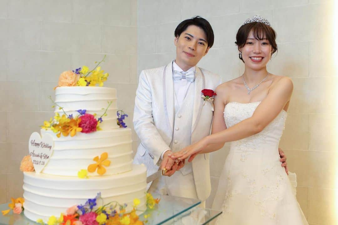 アートグレイスウエディングコースト大阪のインスタグラム：「ファーストバイト🥄🧡  結婚式の大定番イベント「ファーストバイト」 おふたりの愛の大きさを証明するイベントは オリジナル満点のイベントです💯  こだわりのケーキはもちろん、 なんと食べさせあいっこのスプーンはお持ち込みもできるので こちらのおふたりはしゃもじでのファーストバイト！  ご新婦様の出身地、広島のしゃもじを使ったこのイベントは ご親族の皆様もゲストの皆様も大盛り上がりな 笑顔溢れるシーンとなりました✨  ＿＿＿＿＿＿＿＿＿＿＿＿＿＿＿＿＿＿＿＿＿＿＿＿  ▼ブライダルフェアのご予約はTOPページURL もしくはDMより、ベストレート保証でご案内いたします  @art_grace_wedding_coast  ＿＿＿＿＿＿＿＿＿＿＿＿＿＿＿＿＿＿＿＿＿＿＿＿  #ファーストバイト#ケーキセレモニー #ビックスプーン#サンクスバイト#オリジナルウエディング #ウエディングフォト#結婚式 #アートグレイスウエディングコースト #アートグレイスウエディングコースト大阪#大阪結婚式場 #ゼクシィ#ハナユメ#プレ花#関西花嫁#結婚式写真#大阪花嫁 #ブライダルフェア#ブライダルフォト」