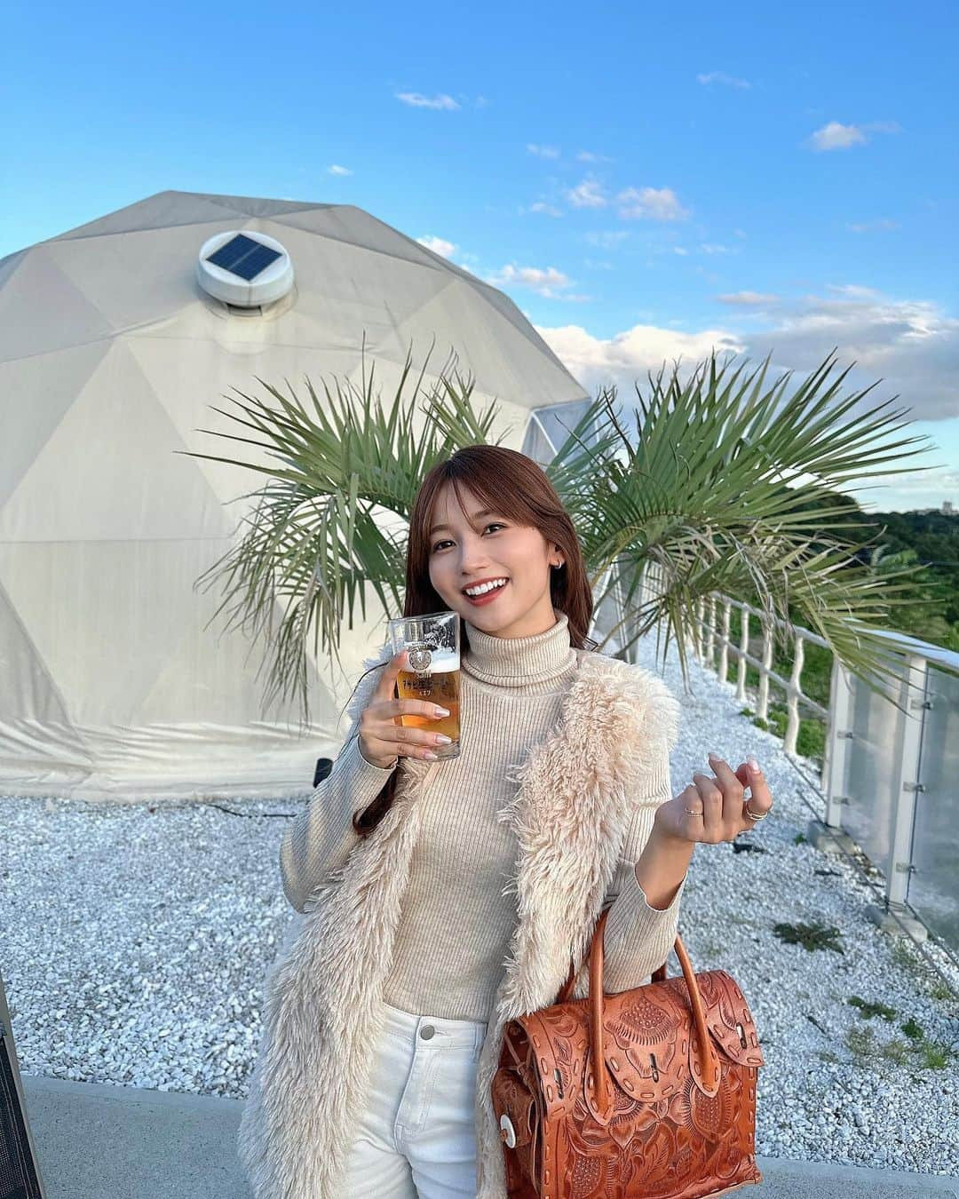 細沼紗花のインスタグラム：「.  前回投稿した超お気に入りスポット📍  大好きなビールも沢山飲んだ🍻♡ 最後は飲み過ぎて酔ってる私🌝  わんちゃんも可能なグランピング施設だから 次は琥珀も連れて行こっと！！🐶  . #グランピング#グランピングリゾート #グランピングキャンプ #群馬観光#群馬旅行」