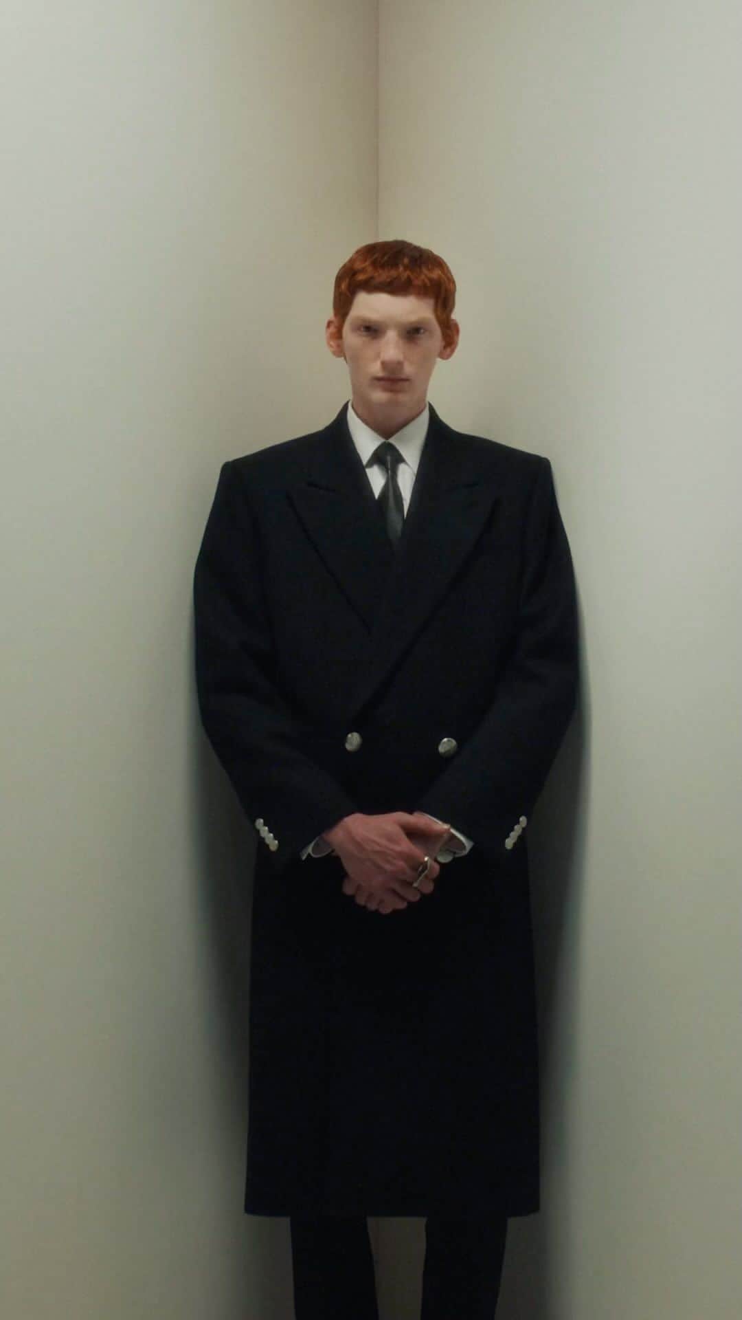 アレキサンダー・マックイーンのインスタグラム：「The new Pre-Spring/Summer 2024 Menswear collection  A focus on cut and proportion. Classic tailoring with sport and utility detailing: jackets with utility pockets; trousers with elasticated hems. An eased formality. Obscured flowers and jewelled dragonflies: nature, real and unreal.  Discover the #McQueenMenPreSS24 collection via the link in bio.  Video by @EbbaHult  Track: Indigo by Hit By A Rock Music Director: John Gosling」
