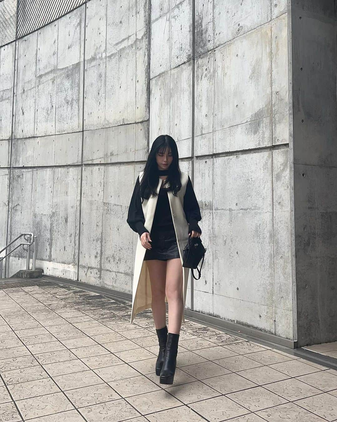 渡辺 さあやさんのインスタグラム写真 - (渡辺 さあやInstagram)「@elura_official の 展示会で一目惚れしてGETした  ホワイトロングジレ🤍  ショートパンツやミニ丈のボトムスとも相性抜群。  羽織るだけで大人っぽくなるし 足も程よく隠せて足痩せ効果抜群。  甘めなワンピに合わせても良さそう🤔❣️  .stで購入できます🫰🏻  #PR #大人の悩みに効くコーデ  #elura #エルーラ #elura2023AW #ジレコーデ #ジレ #ショートパンツコーデ  #ショートブーツコーデ #モノトーンコーデ」10月26日 18時03分 - saaya_love