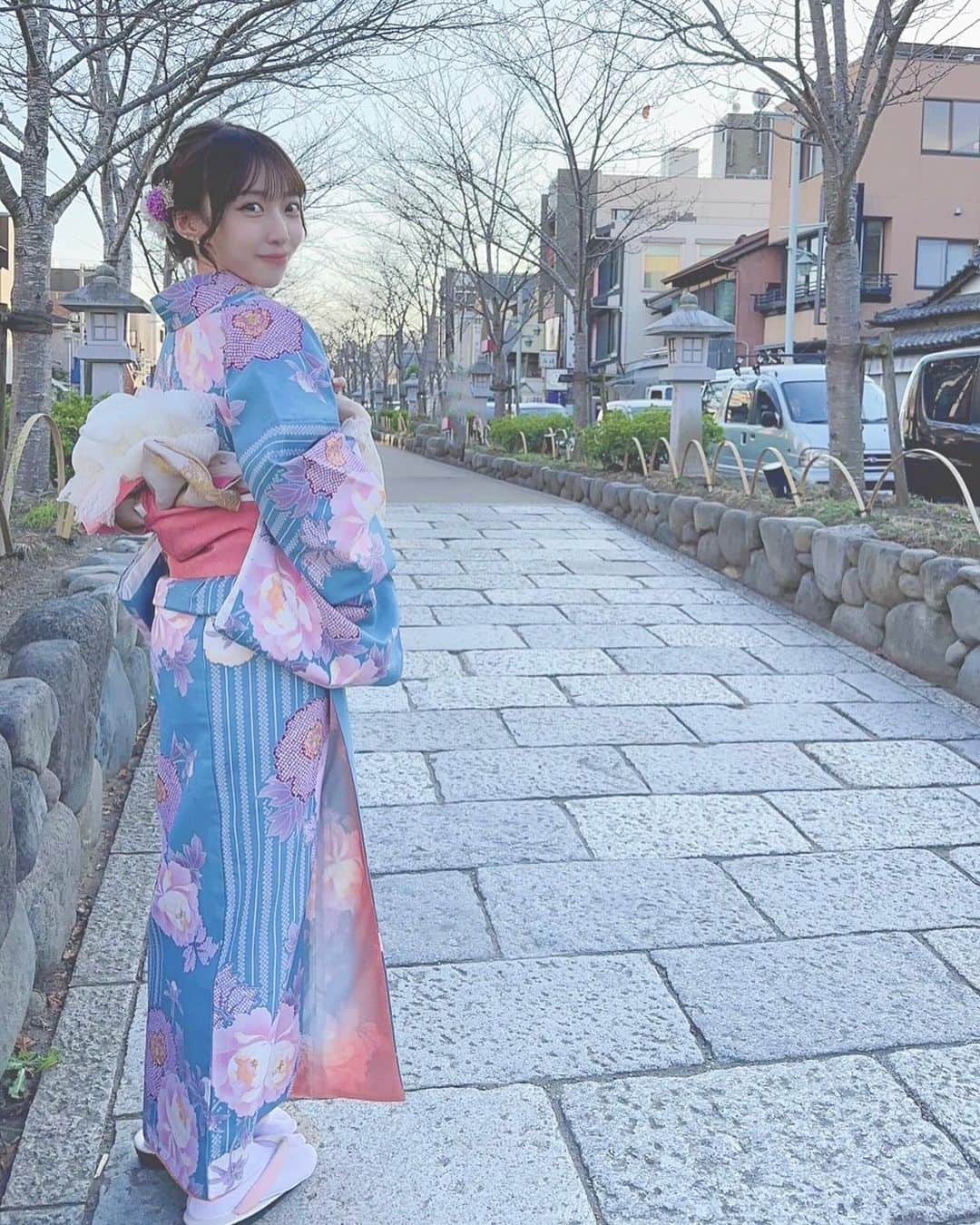 さぁやのインスタグラム：「ちょっと前に鎌倉行ったよ👘 ⁡ 天気良くて気温もちょうど良かった！ ⁡ 去年浅草で淡い感じの着たから 次は柄物が良いね〜って☺️ なんだか旅行気分で楽しかった🩷  みんなは最近どこか行った？？ ⁡  #鎌倉 #着物レンタル」