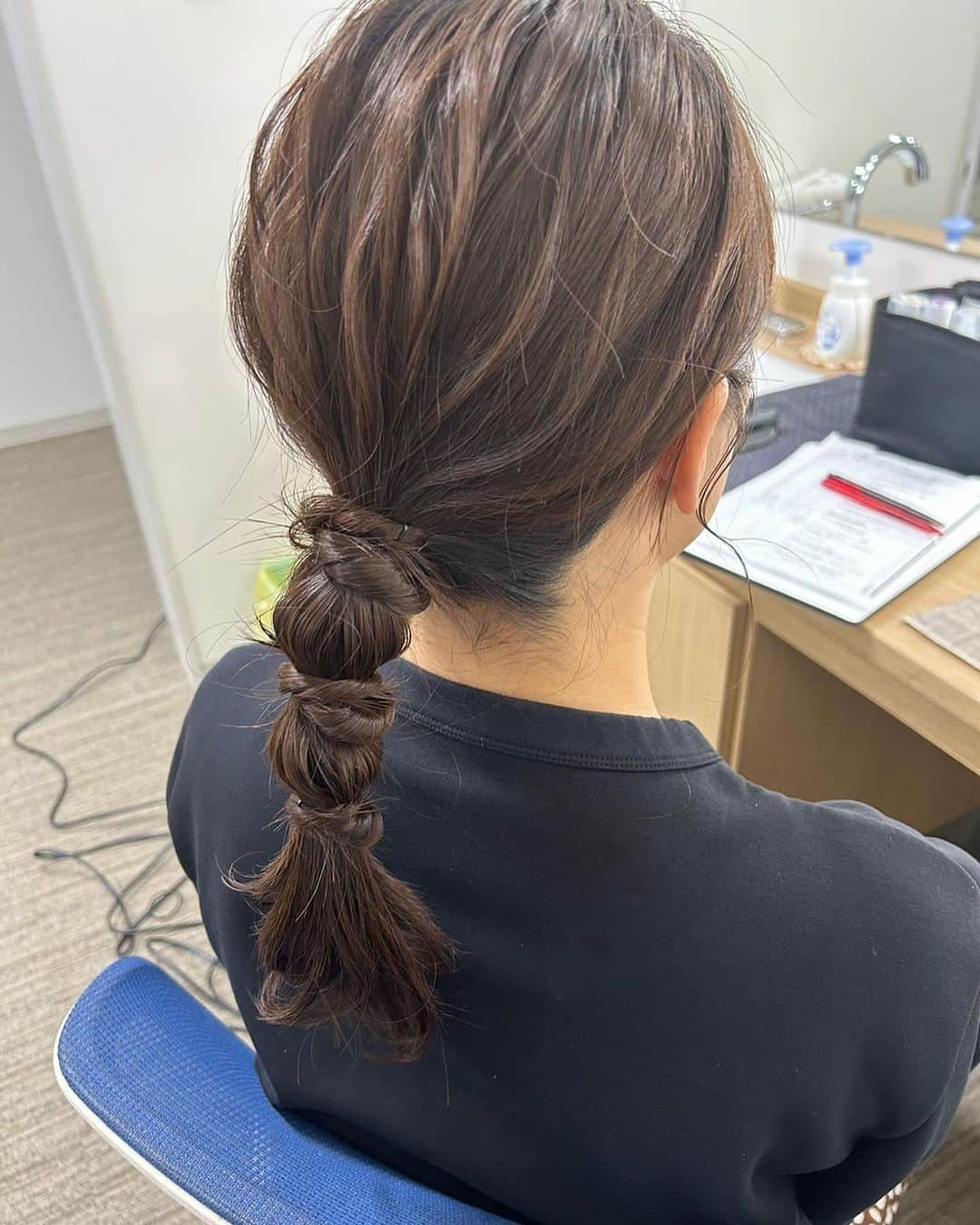 山﨑真依のインスタグラム：「ちょっと前のいーよ！ヘア💇‍♀️  お団子が並んでました🍡  毎週、衣装に合わせていろんなヘアメイクをしていただくの楽しいです😊  #愛媛 #アナウンサー #ヘアメイク」