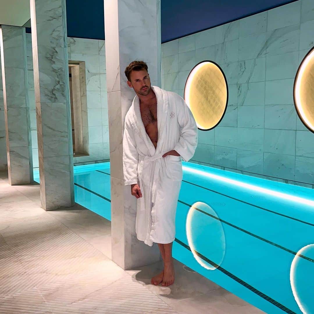 ブラッド・ゴレスキーのインスタグラム：「Who wants to go for a dip? 💦 @hotellutetia @thesetcollectionofficial #hotellutetia」