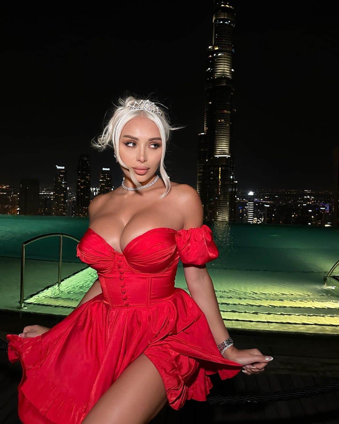 ダニエラ・チャベスのインスタグラム：「Gracias por sus Saludos de Cumpleaños 🎁 los estoy leyendo todos.. 🥰 fotos de anoche esperando las 00:00♥️26/10 🦂 #Dubai . @loveli_ua Dress 🌹.」