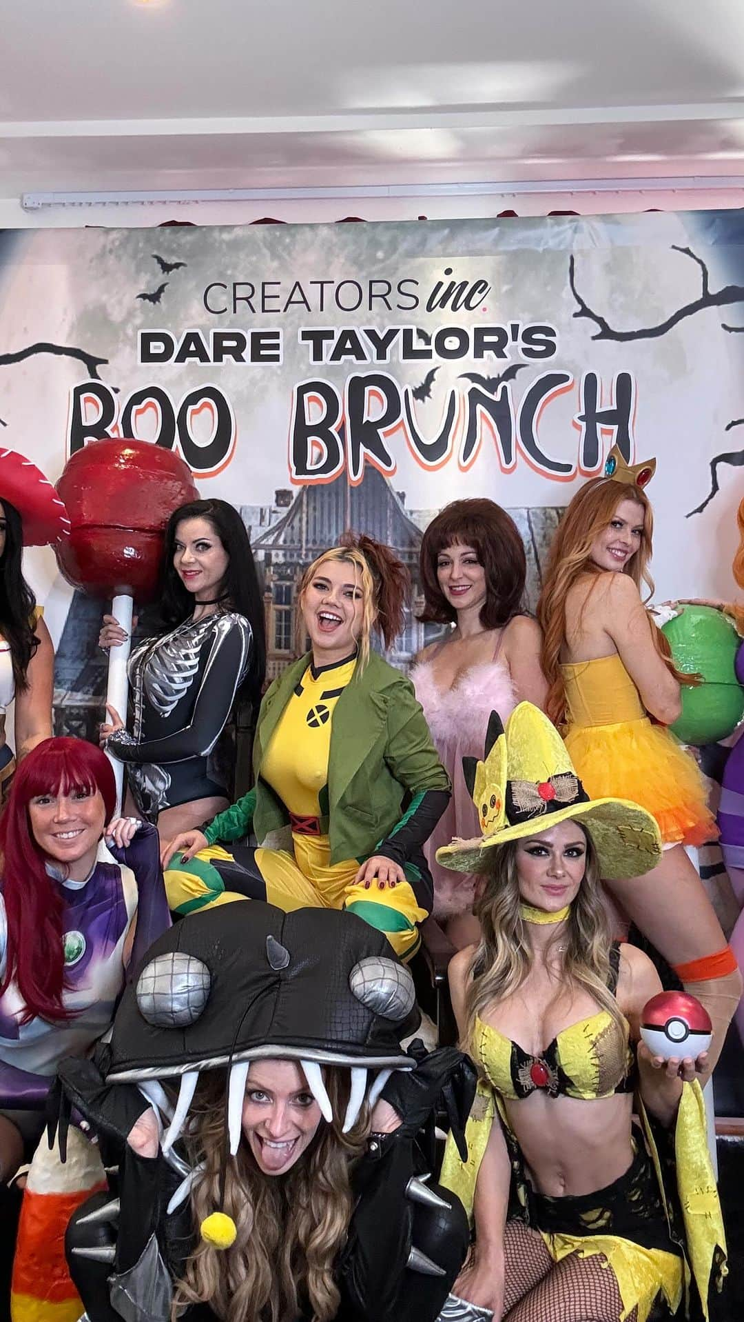 コーディー・レニー・キャメロンのインスタグラム：「OBSESSED with this gang 😍 Celebrating @daretaylorofficial hitting 1 million on IG plus Halloween Party plus Brunch plus Friendship 🧡👻 🎃   @daretaylorofficial  @heyitscodee  @hailleyk2293  @meganrandom  @courtneyltillia  @carlottachampagne  @rachallday  @ashlynnedae  @ellyclutchh  @azuracosplayofficial   Vid cred @jigger.la」