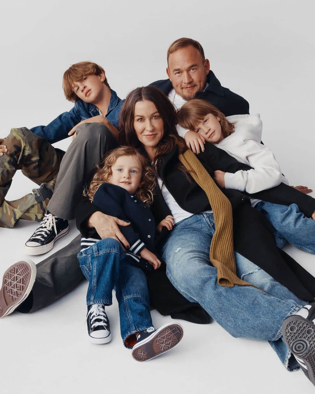 アラニス・モリセットのインスタグラム：「#connection ✨  holidays as catalyst for communing.  loved doing this shoot with my family for @gap's 2023 holiday campaign 🌟🎄🕎🌨️ #organizedchaos #snugglepile #relationshipsfirst 🙏🏻🙏🏻🙏🏻🙏🏻🙏🏻🙏🏻🥲#celebratingconnection ❤️#gifted」