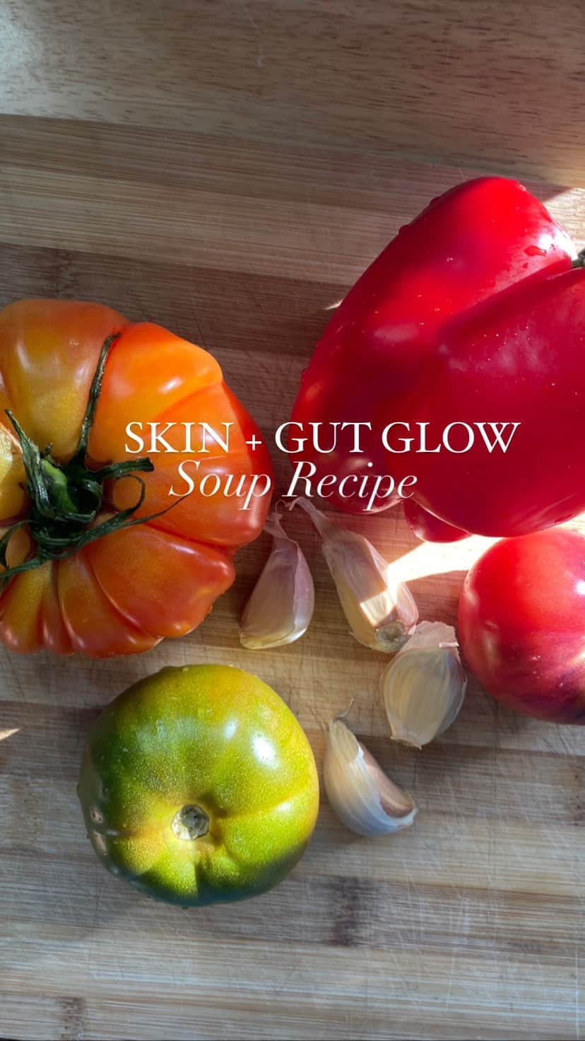 ポリーナ・エドモンズのインスタグラム：「Rich in antioxidants and Vitamin A, C, and K, this 5 ingredient soup is perfect for when your skin and gut need a little extra love.   -2-3 heirloom tomatoes  -1 red bell pepper  -1/2 sweet onion  -3-4 garlic cloves  -basil  -olive oil  -salt+ pepper   Roast the veggies in chunk form with olive oil, salt and pepper at 475 degrees for 10-15 min. Blend together, and enjoy! 😋」