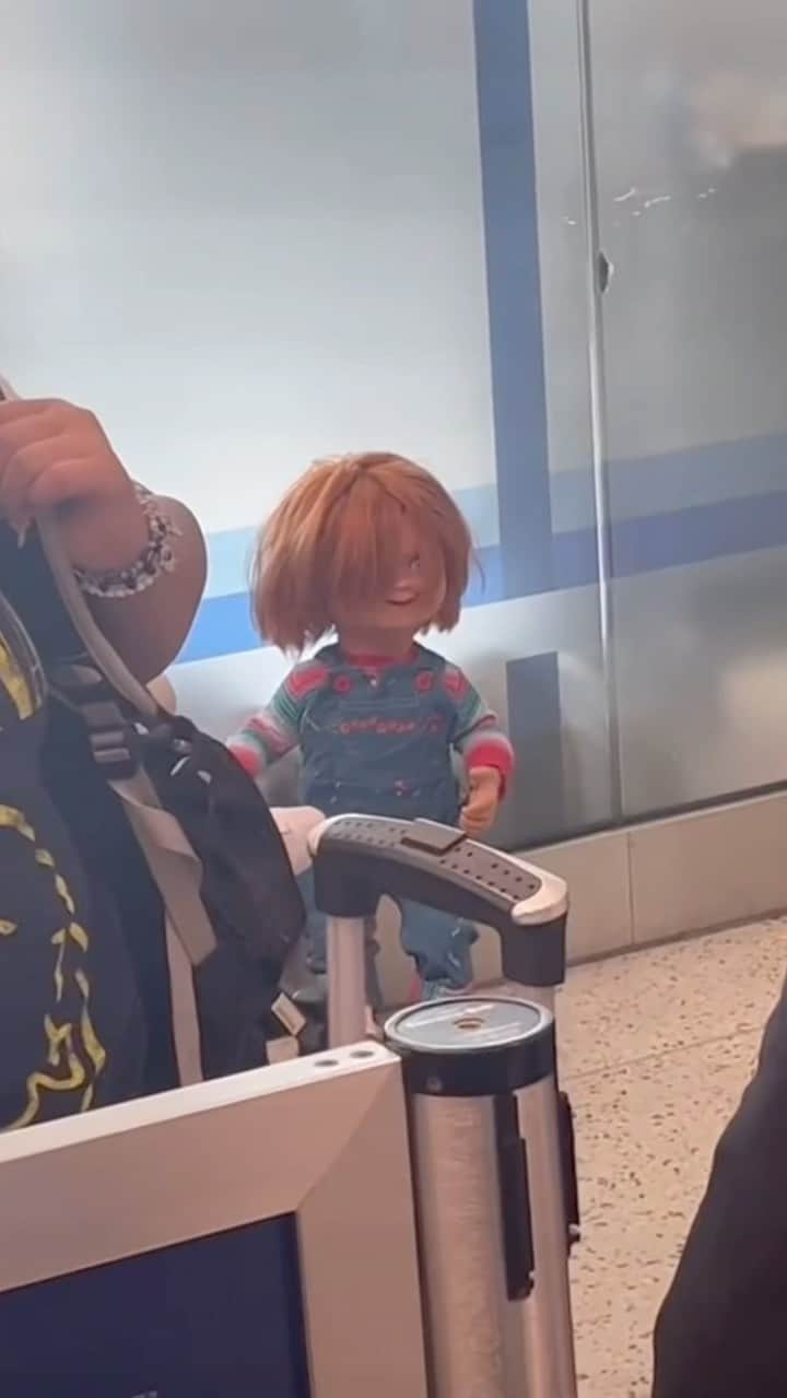 アメリカ運輸保安局のインスタグラム：「Peekaboo! Chucky is on the move…  If he asks you if you wanna play, it’s best to go the other way. Speaking of going the other way, have you ever left an item at the airport? Possibly something you’d like to be friends with until the end? Well, you’ve come to the right place. Let’s cut to the chase.  🎃 If your Buddi of an item was left on the plane, reach out to your airline.  🎃 Left something outside of security? Don’t be afraid to reach out to the airport directly.  🎃 Went through security and left an item behind during screening? Hackensack all the info you need through the link in our bio.  After all, tracking down something left behind shouldn’t be scary hard. However, we know it’s not Child’s Play either.   #AirportLife #ChuckyDoll」