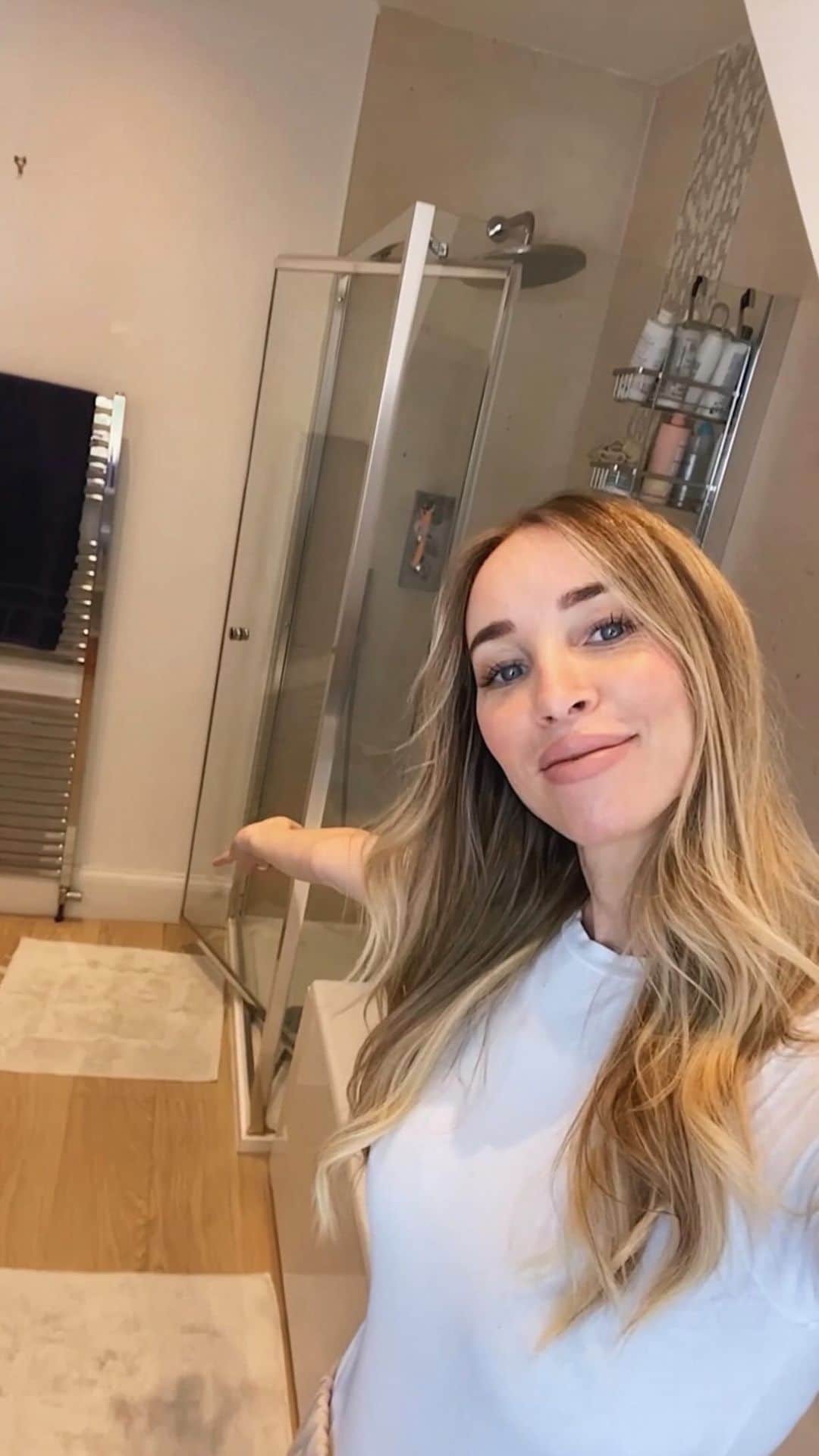 ローレン・ポープのインスタグラム：「Welcome to my bathroom, which as you can see is a total chore to keep clean…especially now we’re back to school so the mornings and evenings are just chaos and it always needs a quick clean.   Let me introduce you to my dream team - The Flash Spray Wipe Done Bathroom and Shower.   I’m going to show you how I turn this mess of a bathroom back into my zen zone!  Both products get to work in super speedy time so I can get this done in no time, just spray, wipe and you’re done. The Bathroom spray is antibacterial and the Shower spray gives a streak free shine, so satisfying! Plus they both have the most beautiful fresh scents.  Why don’t you try the spray wipe done bathroom and sparkling shower combo to get on top of the daily bathroom grime to create a little moment for yourself!   And on that note I’m off to make the most of that bath! @joyofclean @homebargains」