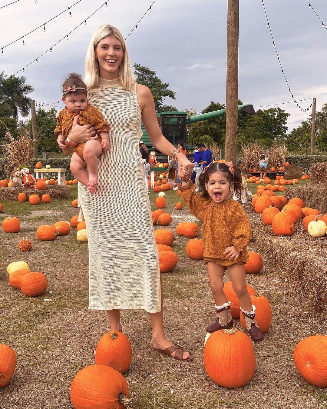 デヴォン・ウィンザーのインスタグラム：「Fall tings! 🍂🎃🍁」