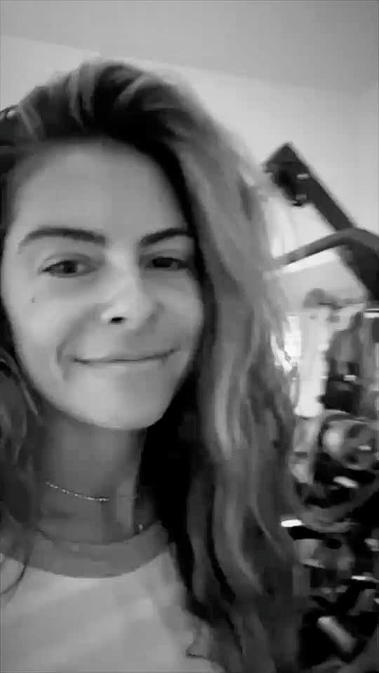 マリア・メノウノスのインスタグラム：「One year ago today, I burst into the gym to tell Keven something I’ve waited almost a decade to say. “We’re pregnant!” (His reaction reminds me of how shocked I was when he proposed on Howard stern . If you watch it you will see. ) So many attempts myself, hoping to get pregnant without success, and then the long surrogate process made this almost unbelievable! At that time we had implanted two embryos hoping for twins. One and done 😝 but god had other plans. We are so grateful to our surrogate and her family for this incredible gift. Athena is our greatest blessing.」