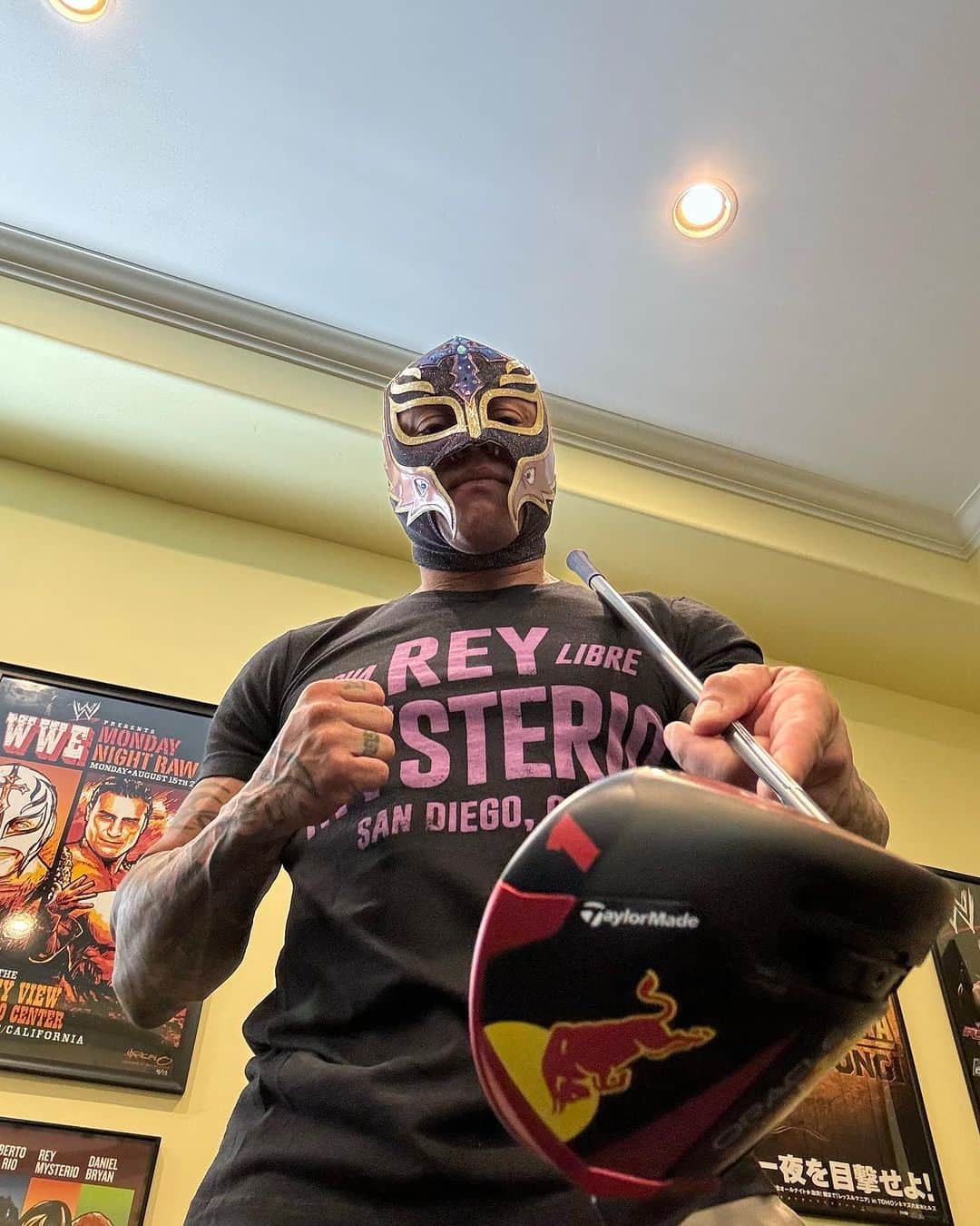 レイ・ミステリオ・ジュニアのインスタグラム：「Con motivo del Gran Premio de México de esta semana, @taylormadegolf_mx y yo estamos regalando este set de golf edición limitada @redbullracing x @taylormadegolf. Todo lo que tienes que hacer es asegurarte de que estes siguiéndome a mí y a @taylormadegolf_mx y mencionar a tus amigos golfistas que les gustaría tener este kit. ¡Escogeré al ganador cuando termine el Gran Premio! Buena suerte a los que participen.」