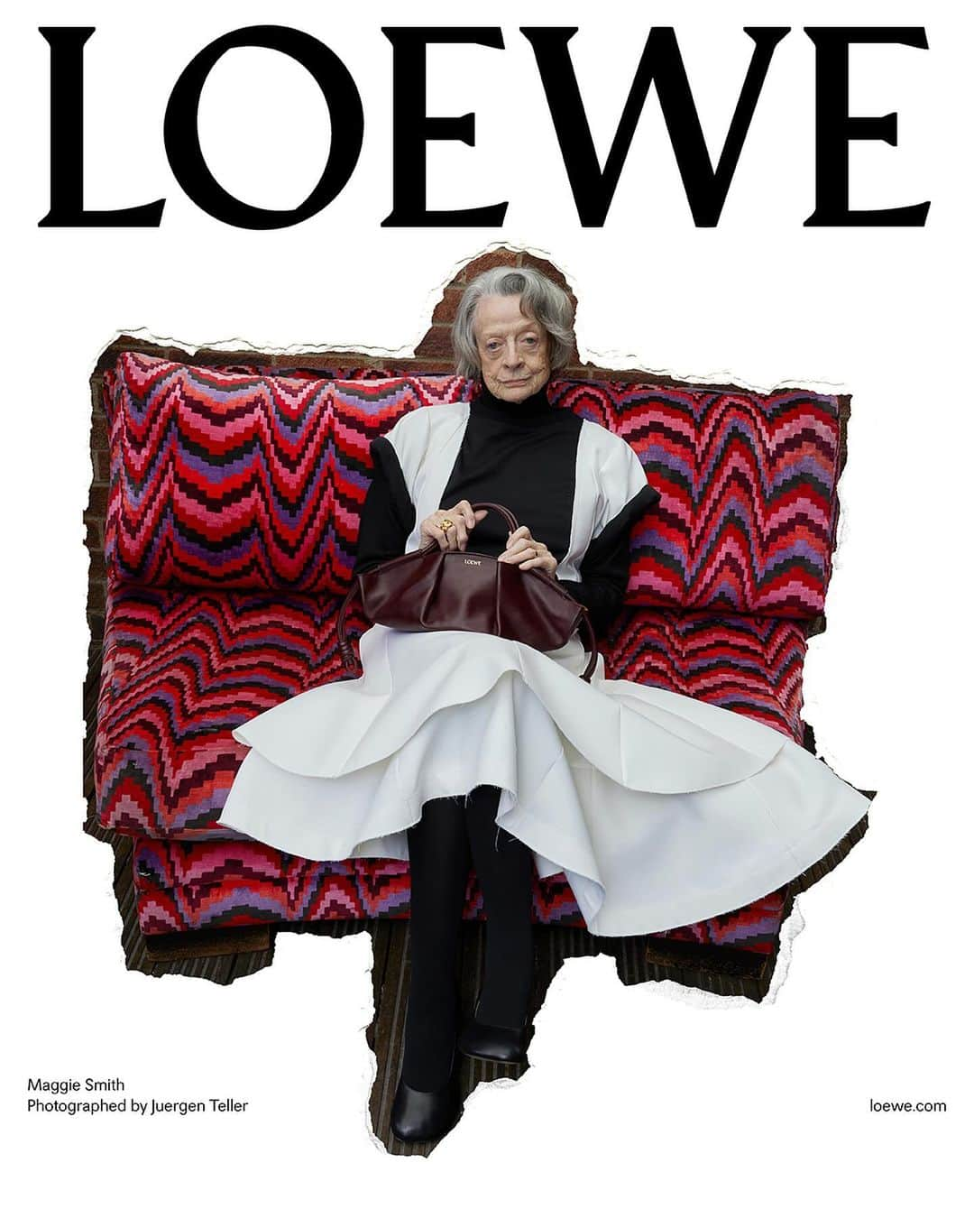 Loeweさんのインスタグラム写真 - (LoeweInstagram)「IS THAT WHO I THINK IT IS?  Maggie Smith with the Paseo bag for LOEWE Spring Summer 2024 precollection.  Photography Juergen Teller Creative direction Jonathan Anderson  Creative partner Dovile Drizyte Styling Benjamin Bruno  Production Holmes Production  #LOEWE #LOEWESS24」10月27日 16時00分 - loewe