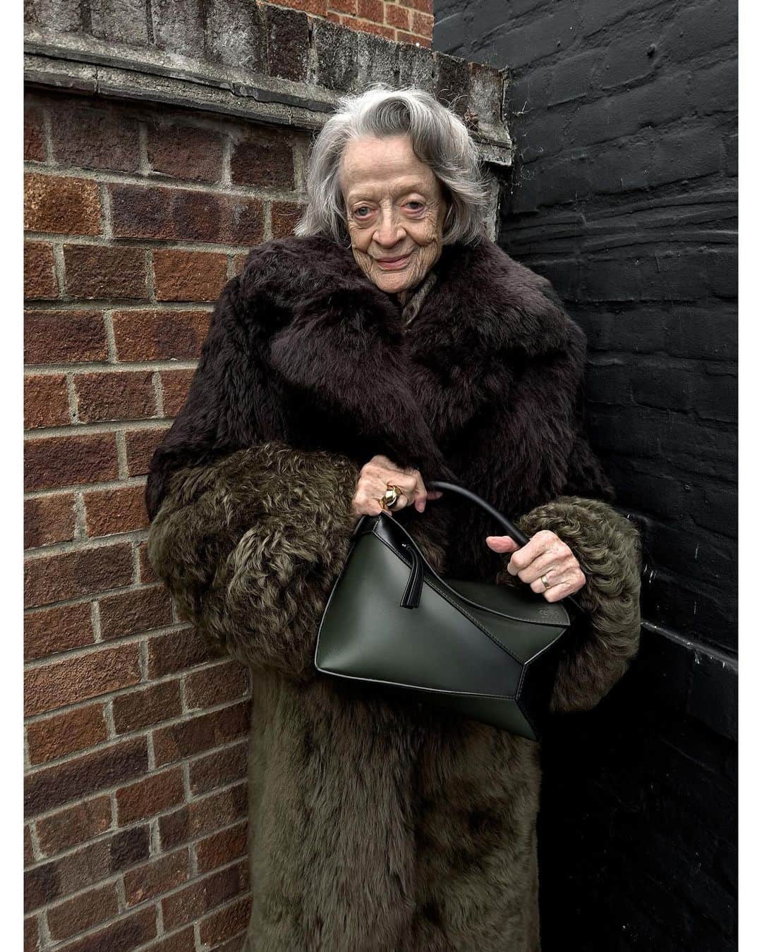Loeweさんのインスタグラム写真 - (LoeweInstagram)「IS THAT WHO I THINK IT IS?  Maggie Smith with the Paseo bag for LOEWE Spring Summer 2024 precollection.  Photography Juergen Teller Creative direction Jonathan Anderson  Creative partner Dovile Drizyte Styling Benjamin Bruno  Production Holmes Production  #LOEWE #LOEWESS24」10月27日 16時00分 - loewe