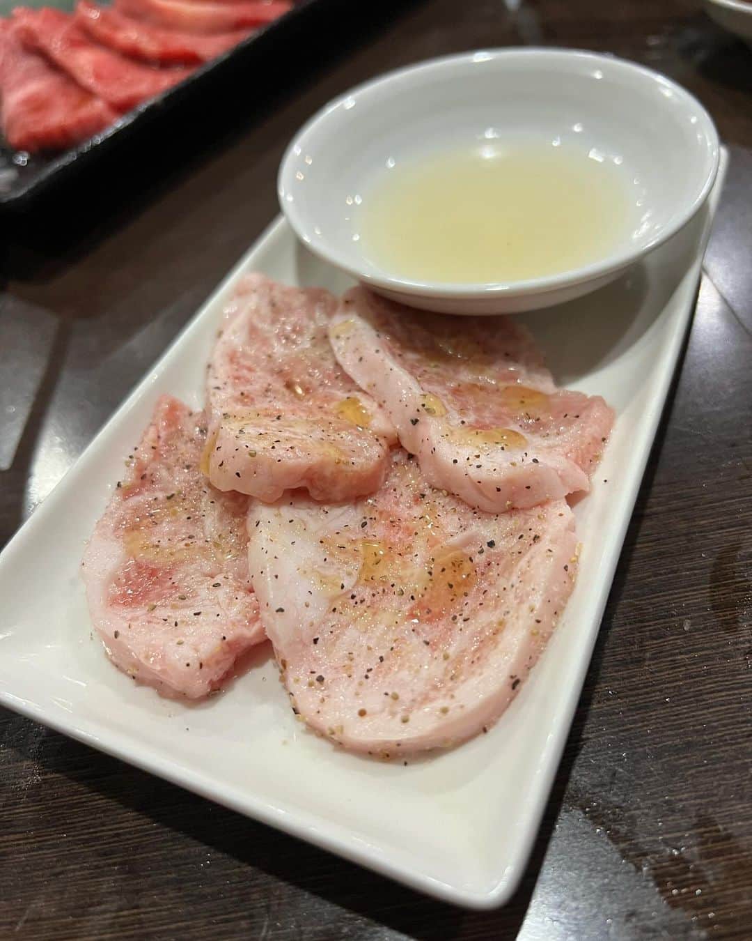 池田真一のインスタグラム：「京橋ホルモン徳いち 美味すぎた！ほんで安すぎ！ シビレ初めて食べたけどたまらん！ やみつき！ 神ちゃんも元気そうで良かった！ 相変わらず声デカくて繊細やった！」