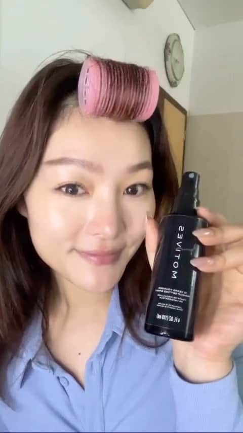 Motives Cosmeticsのインスタグラム：「Your secret to makeup that defies time ⏳💄✨ Credit: @ayeumi  . . . #settingspray #beautymusthaves #makeuptips #motivescosmetics」
