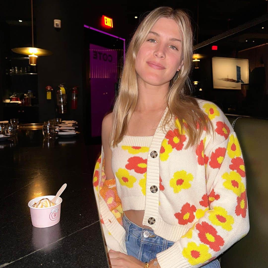 ウージニー・ブシャールのインスタグラム：「Not complaining」