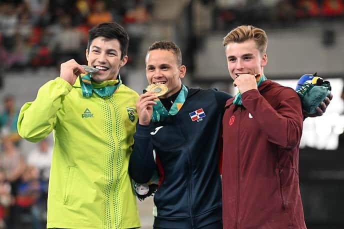 アルトゥール・オヤカワ・マリアノのインスタグラム：「the golden champions👊  Brasil 🇧🇷 🥇HB república Dominicana 🇩🇴 🥇 VAULT Canada 🇨🇦🥇 ALL AROUND」