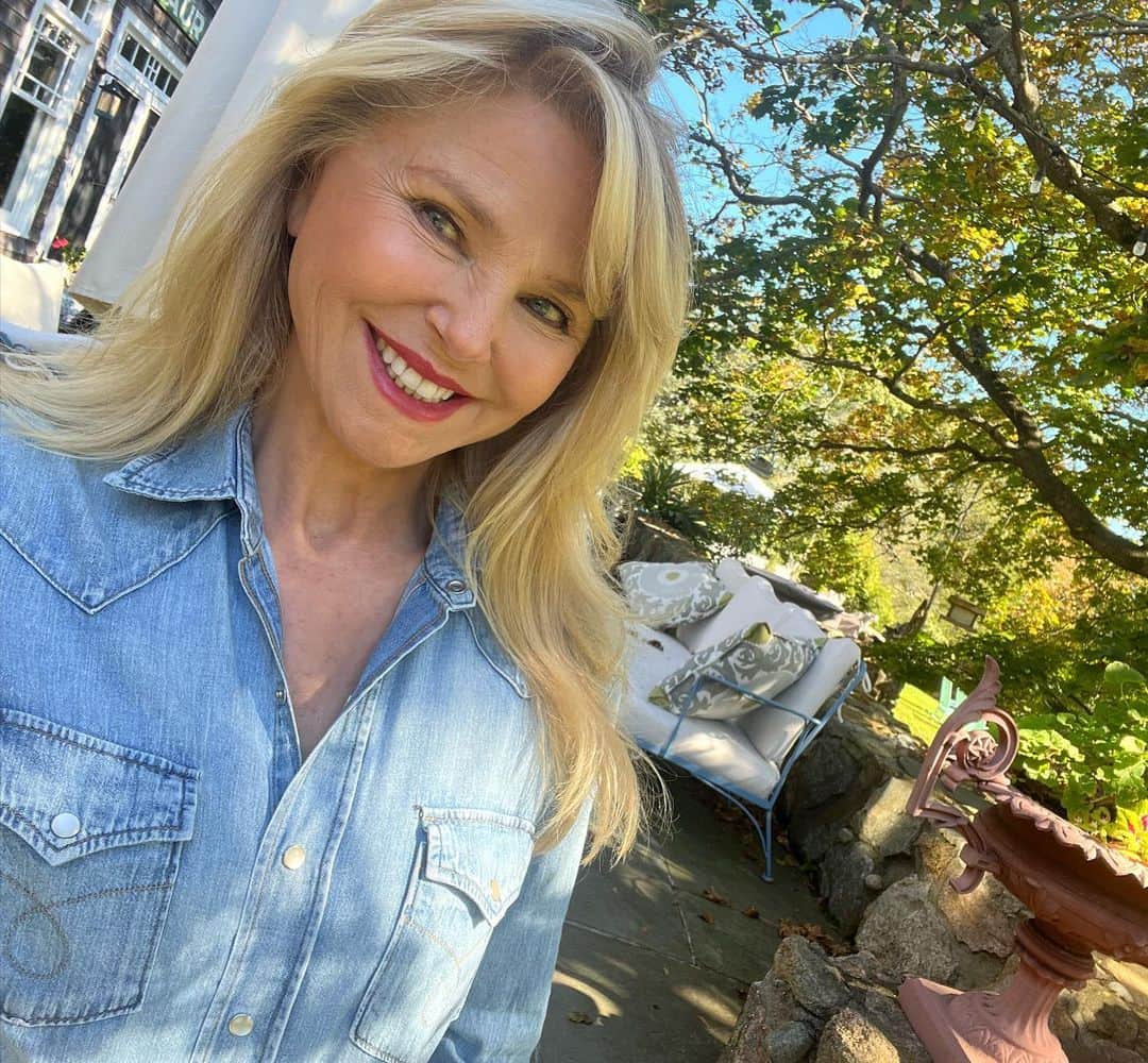 のインスタグラム：「Photo Dump from a busy week! 1.Today 2.preparing my pots to go into the greenhouse 3and 4  can’t get enough Cosmos 5. Mindy graces up with her presence -7  the Alexa Ray Fan Club 8 ready to rock 9 One more fir thd road 10. A toast to our project! More on that later!」