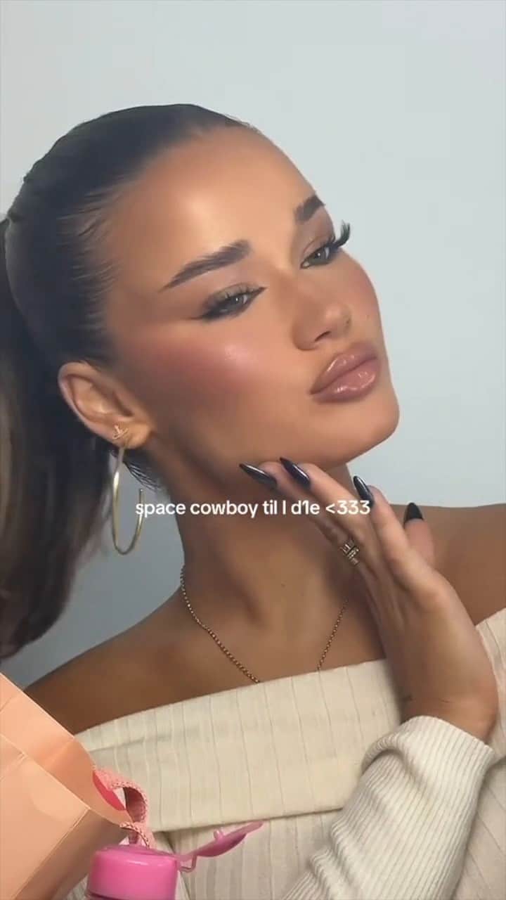 のインスタグラム：「If #UDMoondust has no fans, it's because I'm dead @isabelle.clarke  Shop the Moondust collection online and in-store @Sephora & @ultabeauty   #urbandecay #glitter #shimmer #glittereyemakeup #sephora #ulta」