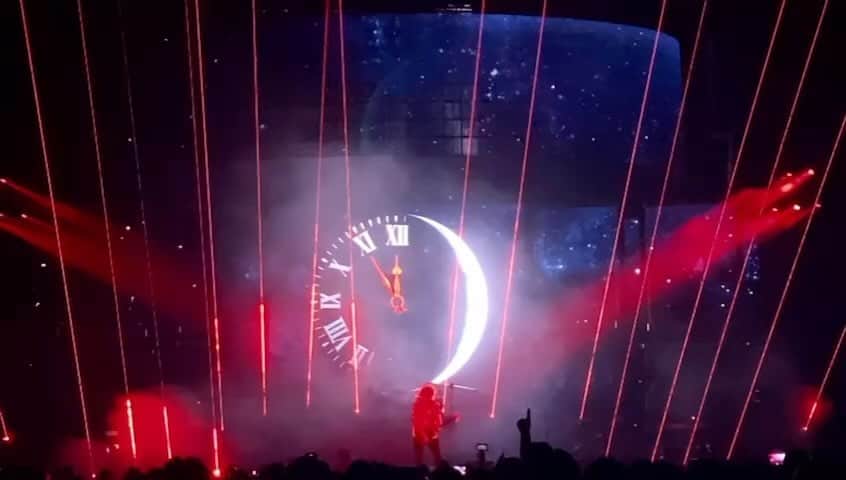 ブライアン・メイのインスタグラム：「Thanks dear folks in Nashville !  A great night.  And I’m thrilled that people (generally not reviewers, although bless them !) are now beginning to twig the fact that this QAL show has an emerging narrative - something we never did before.  The story that our little Robots are telling - the Last Tree In the Universe … the Clock … ( and destroying Planet Earth, as here!) are all now connecting in a way that I was dreaming they would.  I don’t think this clip is too much of a spoiler if you haven’t seen the show yet —- but it’s a moment which is still developing - and last night connected beat yet.  Thanks folks for your reassuring response !!! Rock ! My thanks for this clip to my dear ol’ pal paul.crook.music —- Bri」