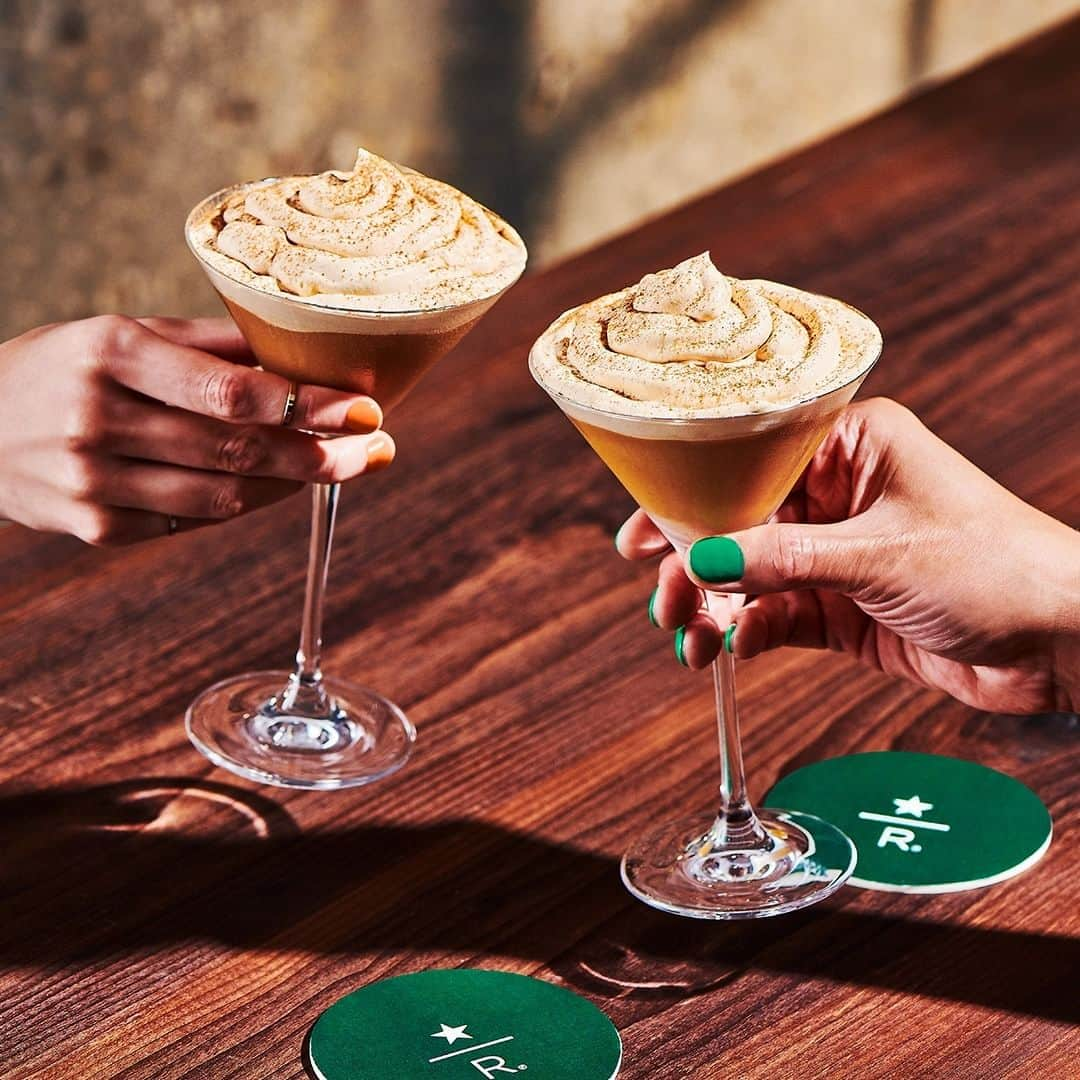 Starbucksのインスタグラム：「It’s pumpkin o’clock somewhere. Enjoy a Pumpkin Spice Espresso Martini at a Starbucks Reserve® Roastery near you. #NationalPumpkinDay  Must be 21+. Enjoy responsibly.」