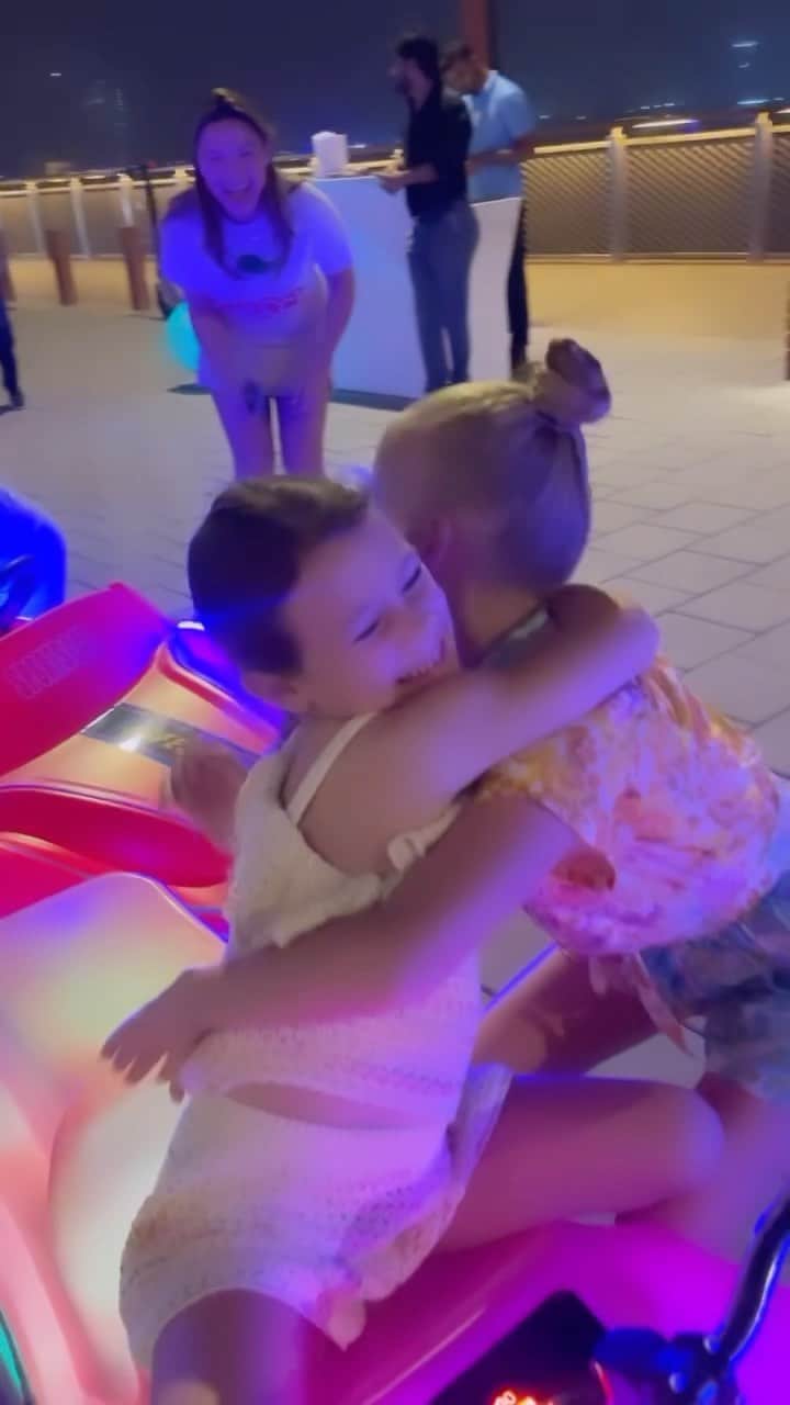 ビリー・フェアーズのインスタグラム：「Me and @samanthafaiers decided to surprise the kids on holiday 🥹🫶🏼 Their reactions were priceless!! Memories we will truly cherish forever ❤️ The way Paul and Arthur look at each other ( they were in complete shock 😅) I have watched this video over and over again 🥹!! I love you all so much our beautiful babies ❤️✨」