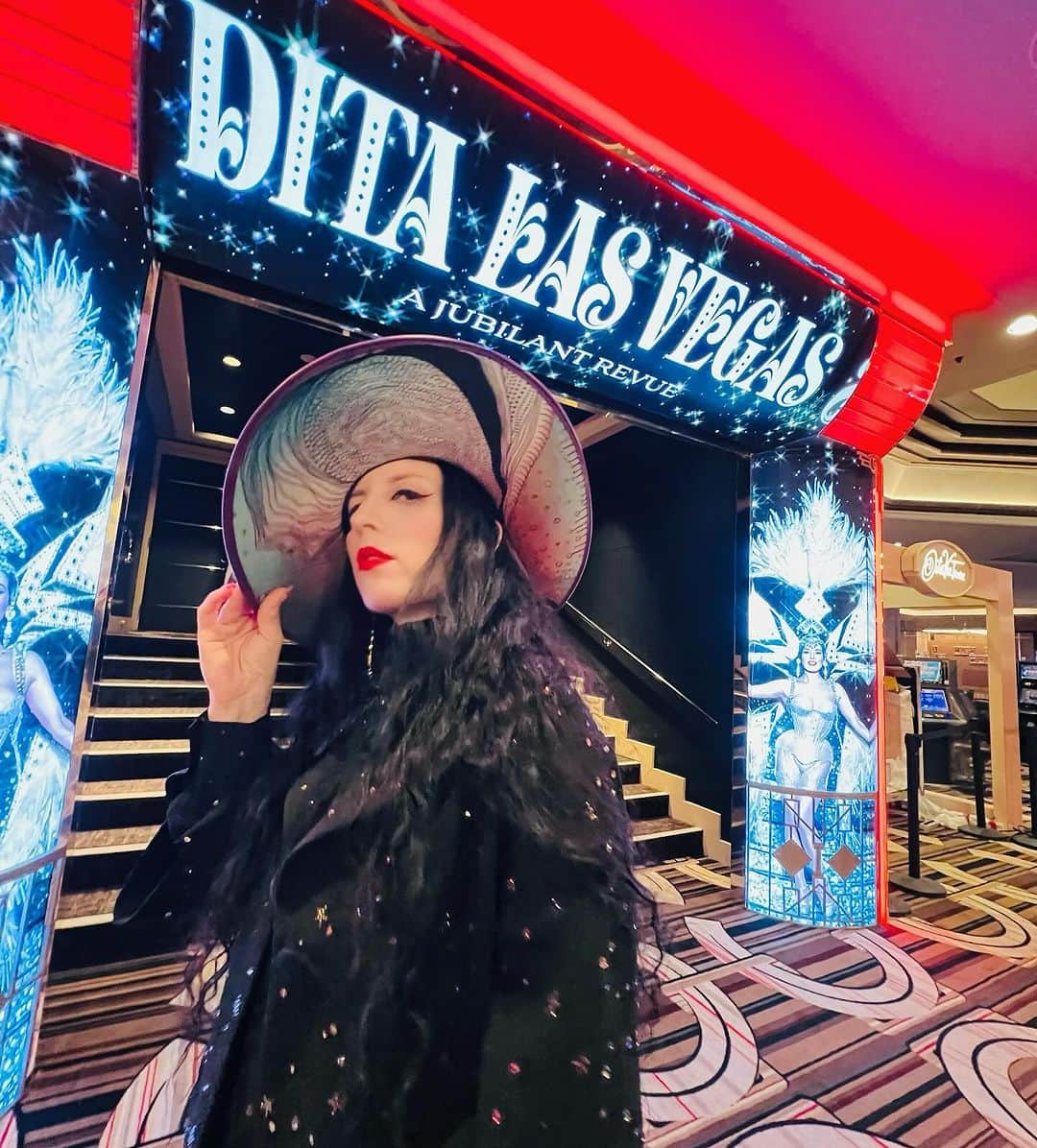 B. Akerlundさんのインスタグラム写真 - (B. AkerlundInstagram)「Had a blast in Vegas …. Check out @ditavonteese in Las Vegas . show opens today , for all your showgirl fantasies 💃🏻💃🏻💃🏻」10月27日 4時07分 - bcompleted