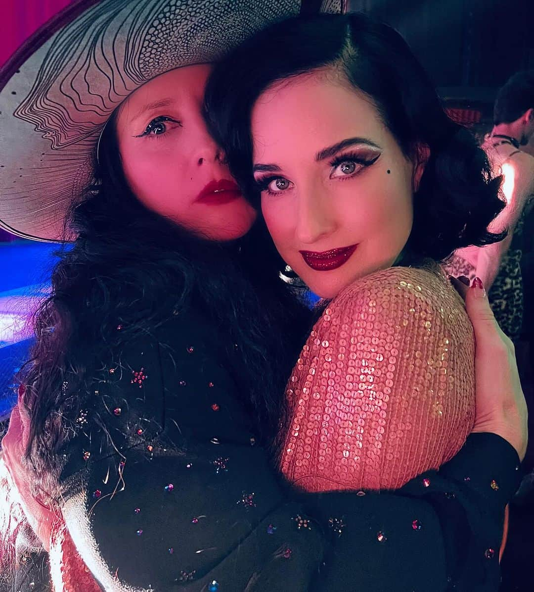 B. Akerlundさんのインスタグラム写真 - (B. AkerlundInstagram)「Had a blast in Vegas …. Check out @ditavonteese in Las Vegas . show opens today , for all your showgirl fantasies 💃🏻💃🏻💃🏻」10月27日 4時07分 - bcompleted