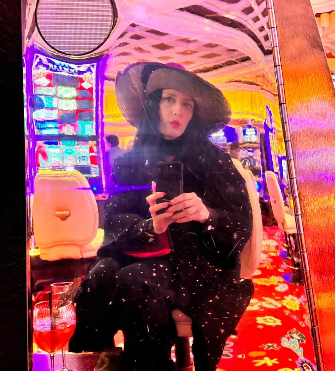 B. Akerlundさんのインスタグラム写真 - (B. AkerlundInstagram)「Had a blast in Vegas …. Check out @ditavonteese in Las Vegas . show opens today , for all your showgirl fantasies 💃🏻💃🏻💃🏻」10月27日 4時07分 - bcompleted