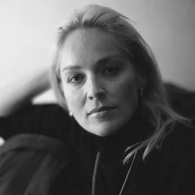 Vogue Beautyのインスタグラム：「Most celebrities are guarded in media interviews: they abide by talking points, they avoid personal topics, they hedge… a lot. Sharon Stone is not one of those celebrities.  Two decades after suffering a life-threatening stroke in 2001, one that resulted in a nine-day brain bleed and left her with what doctors said was only a 1 percent chance of survival after surgery, Stone has recently become unapologetically candid about her own health journey, the devastating ripple effect it has had on her career, and the power of advocacy. At the link in bio, Sharon Stone gets real about living with a disability and medical gaslighting. Photo: Chris Weeks」