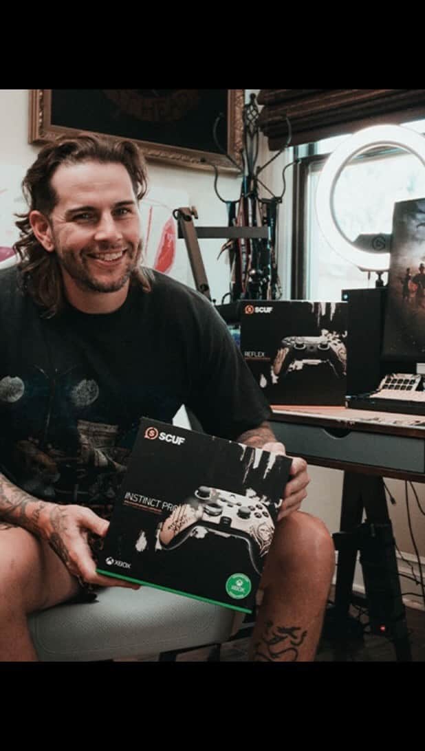 アヴェンジド・セヴンフォールドのインスタグラム：「Our Avenged Sevenfold x @scufgaming collaboration is live. Get your bundle now, which comes with a limited edition LIBAD controller, signed 7” vinyl, and certificate of authenticity. Link in bio.」