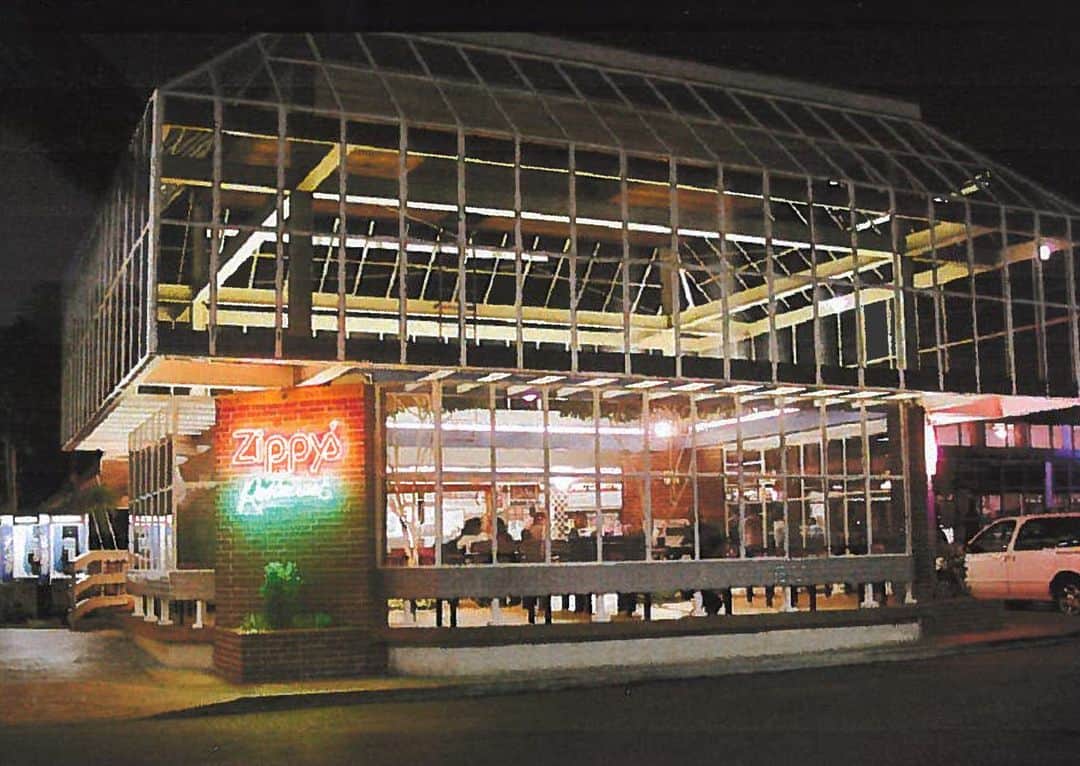 Zippy's Restaurantsのインスタグラム：「How's this for a throwback? Can you name this Zippy's location? No fo'get Zipsters can earn double Zipcoins on Zippy’s original menu items by ordering online, in-person, or through the Zippy’s app!   Original menu items include: Chili Frank Chili Dog Saimin (excludes Fried Noodles) Hamburger Steak Teri Beef plate Teri Beef bun Spaghetti with Garlic Bread Chili Spaghetti with Garlic Bread  #NextStopZippys」