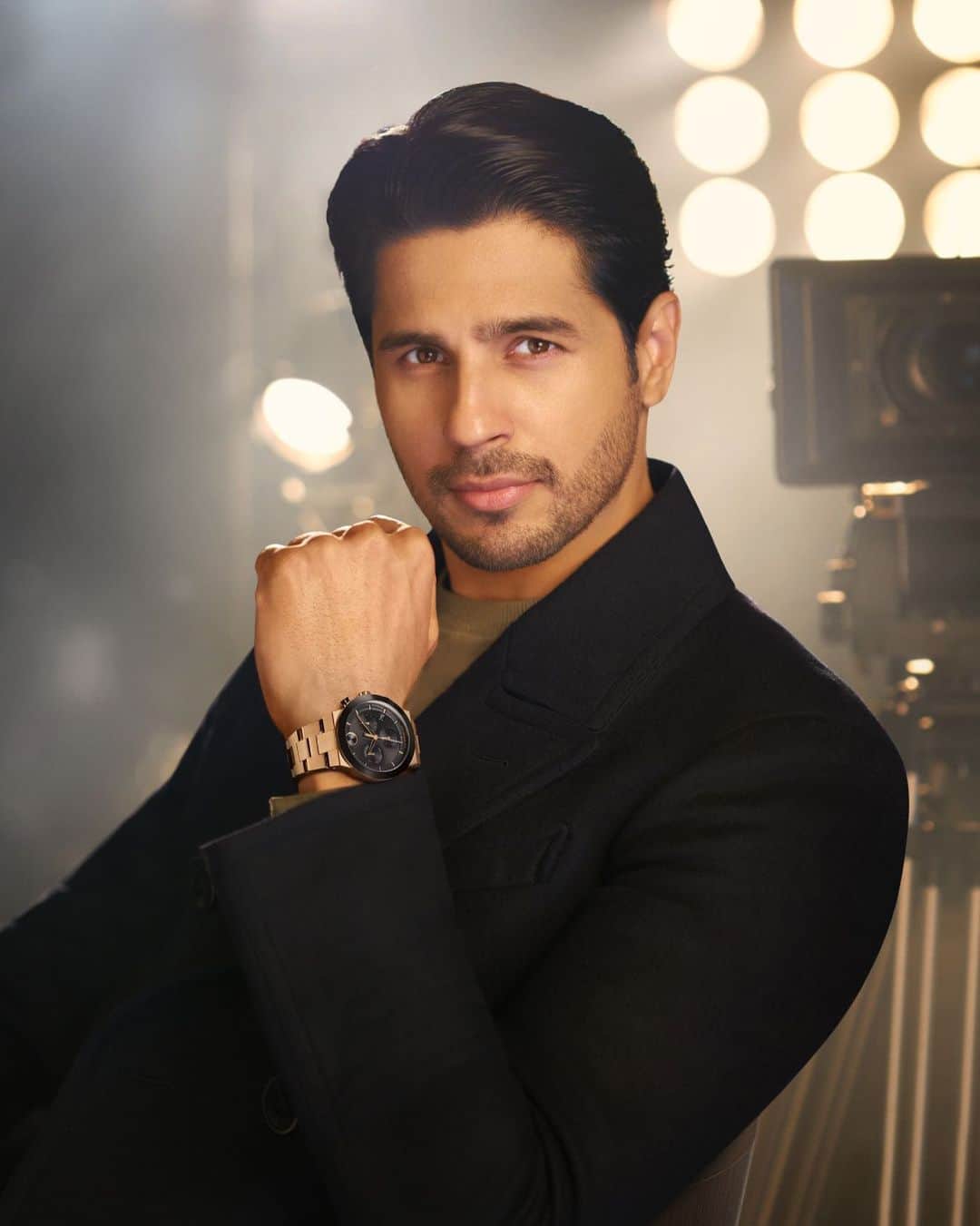 モバードのインスタグラム：「Timeless pieces for every milestone. #MovadoIndia #AlwaysinMotion @sidmalhotra wearing the Movado Bold」