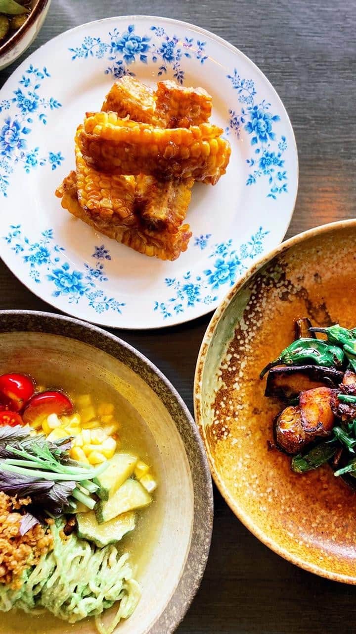 AIR CANADAのインスタグラム：「Here’s a glimpse behind the scenes of @amyrrosen’s epic cross-Canada journey to find Canada’s Best New Restaurants 2023 ✈️🍝 The anticipation is building as we gear up to unveil the Top 10 list on November 1st! Check out the longlist restaurants at the link in our bio and stay tuned for the big announcement. #AirCanadaTop10 #CanadasBestNewRestaurants2023 // Voici un aperçu des coulisses du voyage pancanadien épique de @amyrrosen pour trouver les meilleurs nouveaux restaurants du Canada de 2023 ✈️🍝 Le suspense s’installe alors que nous nous préparons à dévoiler le top 10 des meilleurs restaurants le 1er novembre ! Consultez les restaurants de la longue liste au lien dans la bio et restez à l’affût pour le grand dévoilement.  Thank you to our sponsors / Merci à nos commanditaires:  @diageo」