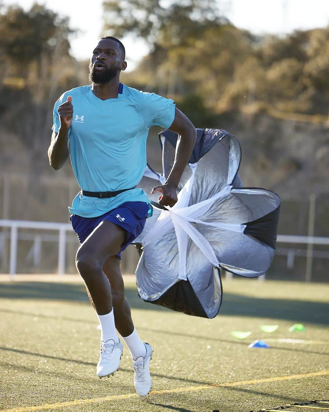 アントニオ・リュディガーのインスタグラム：「Preparation is everything 💯🤞🏾 next stop: El Clásico ⚽️🤍 #Hustle #AlwaysBelieve」